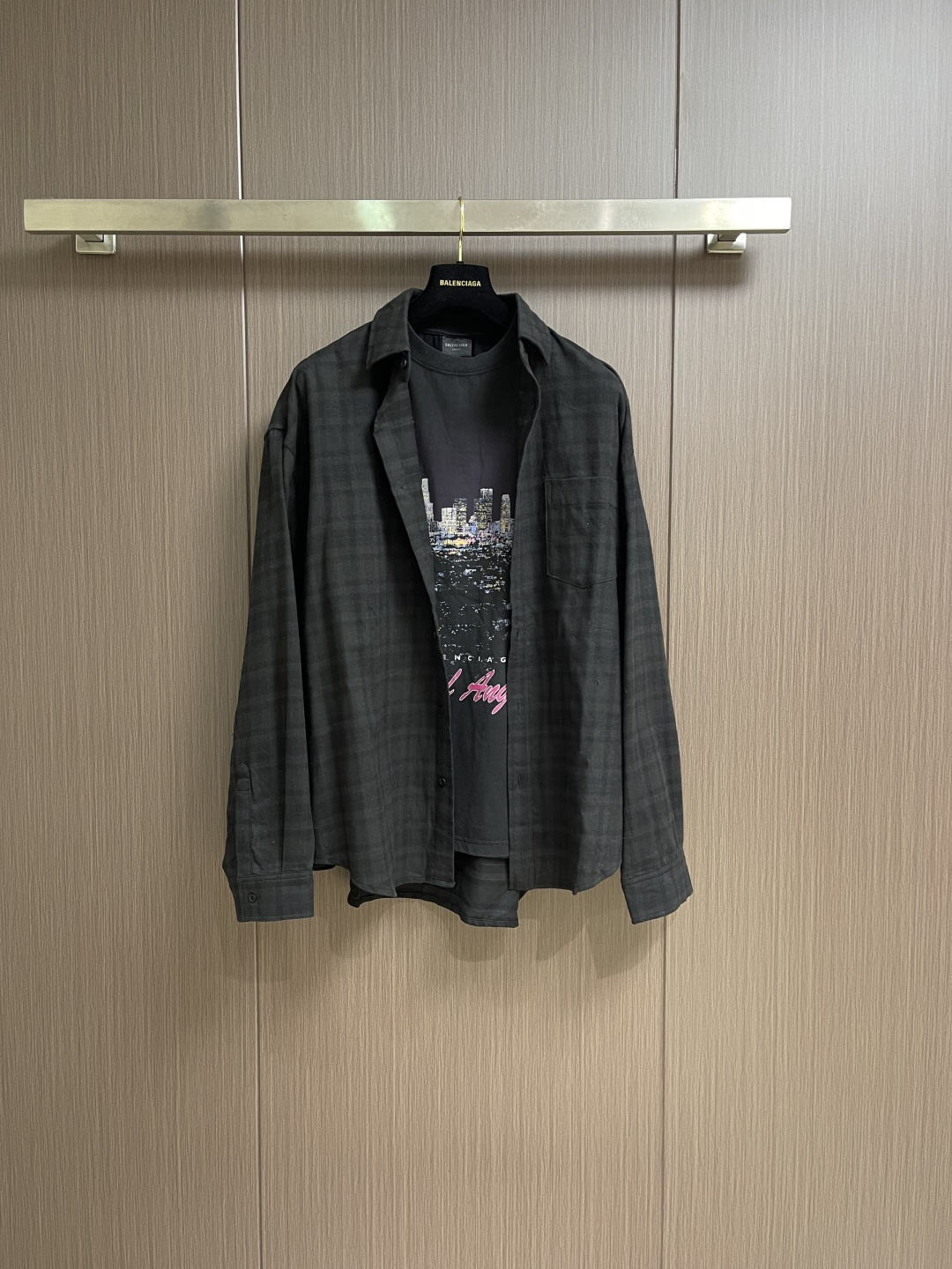 NO:598768,Balenciaga  The night scene two-piece lapel shirt uses an innovative 'two-piece' structure, combining a cotton poplin lapel shirt with a vintage jersey short-sleeve. The outer fabric is made of blended materials, through a combination of yarn configuration, weaving structure and finishing technology. The fabric is made of combed long-staple cotton, and is woven with poplin tissue through high-count and high-density yarns to form a delicate light  Luster and smooth touch. The jacquard plaid is programmed and controlled by the electronic jacquard machine to control the warp and weft yarns, and the yarns of different colors are interwoven in heavy flat, twill or square weaves. Special finishing treatment enhances the wrinkle resistance, drape and dimensional stability of the fabric. It is characterized by a tight structure and smooth surface, giving the single product a neat and boned feel. The yarn is combed to remove short fibers to ensure that the fabric is woven  The cloth surface is smooth and evenly dry; the plain weave structure makes the front and back of the fabric have the same texture, and has good breathability, ductility and softness. The post-softening treatment gives the fabric a super soft touch and reduces shrinkage. Some products will also undergo anti-pilling processing to improve durability. 13 highly complex screens are used for environmentally friendly oily dark flower paste printing. The 13 screens mean that the picture  The pattern is rich in color and the level of details is extremely fine. The environmentally friendly oil-based dark flower paste used is a high-grade printing material. It ensures that the pattern is clear and sharp, and is washable. It can also present a looming matte texture, which is smooth and non-sticky to the touch, and blends with the fabric itself. After the garments of the shirts are processed by professional washing and special processes, the garments are polished and softened as a whole.  The fabric fibers will fade and wear naturally, and slight signs of wear will appear on the bones. A silicone oil softener is added to the back section to give the cloth a soft touch. After drying and shaping, it will form a mild retro tone and soft texture, finally showing a vintage texture after natural wearing, while maintaining a stable style of clothing. The overall routing is straight and delicate, the fabric is comfortable and soft, and the color is consistent without color difference. It can be matched with the same style to create a fashionable look and control various occasions. Customized accessories, complete three standards, the same style for men and women!  Size 1-2-3-4,,balenciaga,shirts,T-shirt,alexander wang19860909Balenciaga 夜景两件套翻领衬衫,采用创新的'两件套'结构,将一件棉府绸翻领衬衫与一件复古平纹针织短袖结合.外层面料使用混纺材质,经由纱线配置、织造结构及后整理三重技术的结合.面料以精梳长绒棉为原料,通过高支高密纱线采用府绸组织织造,形成细腻的光泽与柔滑触感.提花格纹通过电子提花机对经纬纱线进行编程控制,将不同颜色的纱线以重平、斜纹或方平组织交织.特殊后整处理增强面料抗皱性、垂坠感与尺寸稳定性.其特点是结构紧密、表面光滑,赋予单品利落骨感.纱线经精梳处理去除短纤维,确保织出的布面光洁、条干均匀；平纹结构使面料正反面纹理一致,具备良好的透气性、延展性与柔软度.后整软化处理,赋予面料超柔触感并减少缩水率,部分产品还会进行抗起球加工以提升耐用性.采用了高复杂度的13个网版环保油性暗花浆印花.13个网版意味着图案色彩丰富、细节层次极为精细.所使用的环保油性暗花浆是一种高级印花材料,它在保证图案清晰锐利、耐水洗的同时,能呈现出若隐若现的哑光质感,触感平滑不粘腻,与面料本身融为一体.衬衫的成衣通过专业洗水特殊工艺处理后,对成衣进行整体打磨软化, 使面料纤维自然褪色磨损,骨位处产生轻微磨损痕迹.后段加入硅油柔软剂赋予布面柔软触感,经烘干定型后形成温和复古色调与松软肌理,最终呈现自然穿着后的古着质感,同时保持衣物版型稳定.整体走线平直细腻,面料舒适柔软,颜色一致无色差 能与同款搭配营造时尚造型,驾驭各种场合,定制辅料,三标齐全,男女同款！尺码1-2-3-4,,balenciaga,shirts,T-shirt,alexander wang,Men's clothing