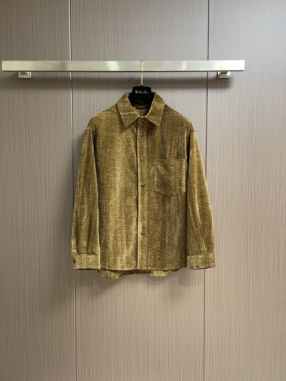 NO:600166,Loropiana  The old-money style long-sleeved shirt jacket, the material directly sets the tone and high-end feel. The suede is as fine as velvet blown by the evening breeze. It is soft on the hand but has firm muscles. It has a warm matte color under natural light, and a 'writing effect' that will leave temporary traces when you lightly scratch it with your fingers. Every inch says 'real material'. This kind of good leather is better and better  It has a taste of time travel, and the folds are filled with the calmness of time. There is no exaggerated logo, and it all depends on the material and tailoring - this is the core of the old money style, which is noble but not revealing. Pair it with denim and you will become a retro man in an instant. One piece can be worn for several years and will never go out of style every season. Sizes S-XXL, loro  piana,jackets & coats,shirts,alexander wang19860909Loropiana 老钱风长袖衬衫外套,材质直接定调高级感,绒面细腻得像被晚风拂过的天鹅绒,上手软乎乎却自带挺括筋骨.自然光下是温润的哑光色泽,手指轻划会留下暂时痕迹的'写字效应',每一寸都在说'真材实料'.这种好皮子越穿越有味道,褶皱里都是时光沉淀的从容.没有夸张logo,全靠材质和剪裁说话﹣﹣这正是老钱风的核心贵气但不露声色,配牛仔单品秒变复古型男,一件能穿好几年,每一季拿出来都不过时.尺码S-XXL,,loro piana,jackets & coats,shirts,alexander wang,Men's clothing