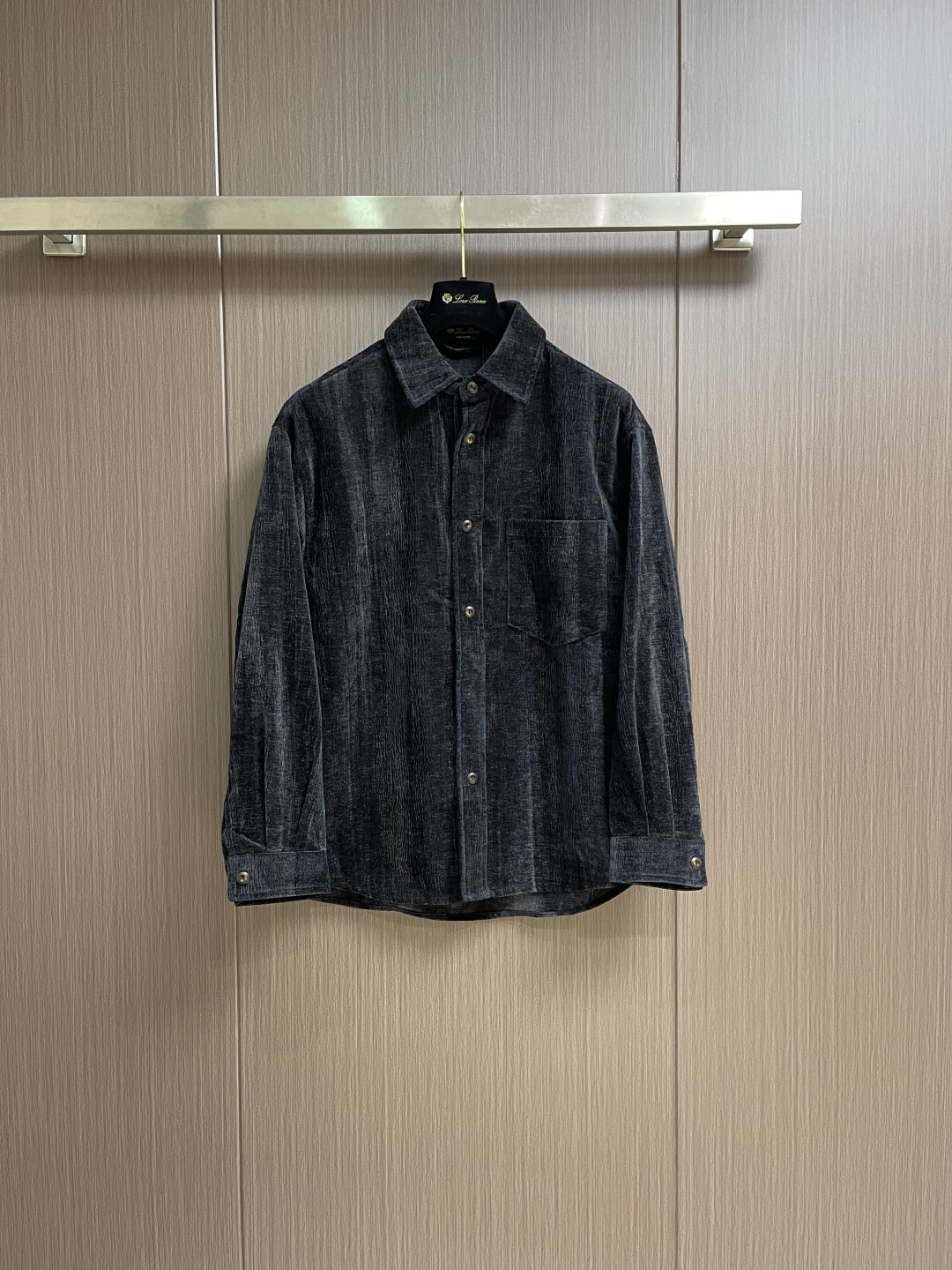 NO:600168,Loropiana  The old-money style long-sleeved shirt jacket, the material directly sets the tone and high-end feel. The suede is as fine as velvet blown by the evening breeze. It is soft on the hand but has firm muscles. It has a warm matte color under natural light, and a 'writing effect' that will leave temporary traces when you lightly scratch it with your fingers. Every inch says 'real material'. This kind of good leather is better and better  It has a taste of time travel, and the folds are filled with the calmness of time. There is no exaggerated logo, and it all depends on the material and tailoring - this is the core of the old money style, which is noble but not revealing. Pair it with denim and you will become a retro man in an instant. One piece can be worn for several years and will never go out of style every season. Sizes S-XXL, loro  piana,jackets & coats,shirts,alexander wang19860909Loropiana 老钱风长袖衬衫外套,材质直接定调高级感,绒面细腻得像被晚风拂过的天鹅绒,上手软乎乎却自带挺括筋骨.自然光下是温润的哑光色泽,手指轻划会留下暂时痕迹的'写字效应',每一寸都在说'真材实料'.这种好皮子越穿越有味道,褶皱里都是时光沉淀的从容.没有夸张logo,全靠材质和剪裁说话﹣﹣这正是老钱风的核心贵气但不露声色,配牛仔单品秒变复古型男,一件能穿好几年,每一季拿出来都不过时.尺码S-XXL,,loro piana,jackets & coats,shirts,alexander wang,Men's clothing