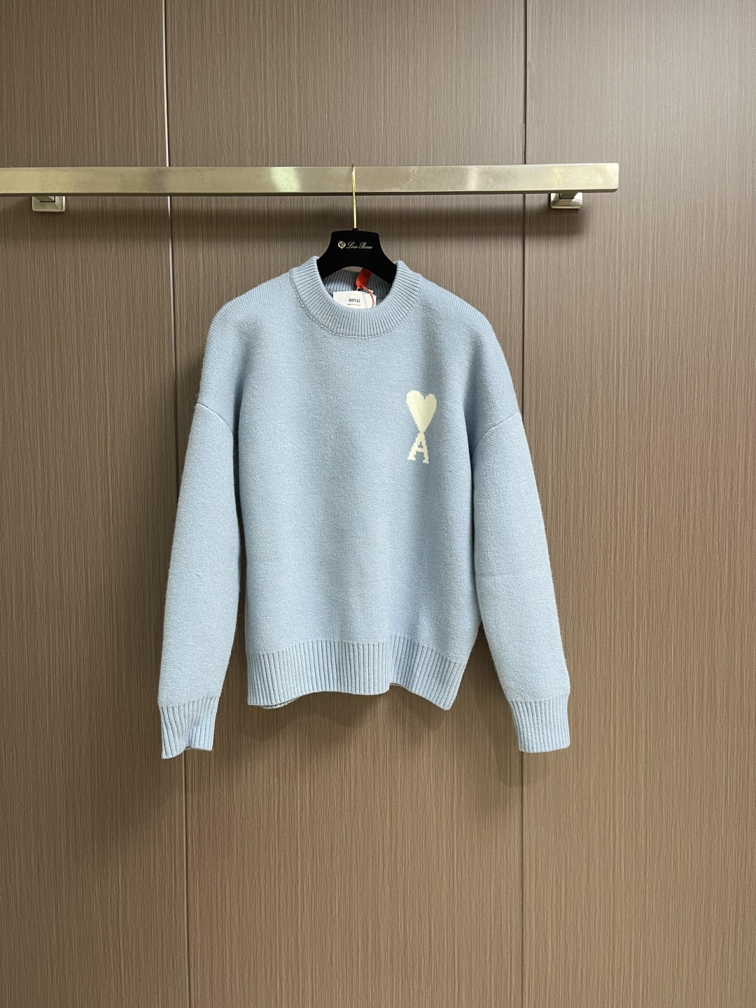 NO:598777,AMI PARIS three-color love jacquard crew neck sweater, custom-woven and dyed luxurious Merino wool, jacquard tissue imported from Germany, precisely controlling the arrangement and interweaving of yarns, and carefully interweaving on the loom to make it more vivid and three-dimensional. Garment washing water is softened and deodorized through professional washing equipment and specific detergents. The clothes are deeply cleaned and deodorized through professional washing equipment and specific detergents to improve the feel and appearance of the clothes. Loose fit. Sizes S-XL, sweaters, alexander wang19860909AMI PARIS 三色爱心提花圆领毛衣,定织定染奢柔美丽诺羊毛,德国进口机提花组织而成,精确地控制纱线的排列和交织方式,在织机上精心交织更加生动立体,成衣洗水加软去味工艺,通过专业洗涤设备和特定的洗涤剂,对衣物进行深度清洁和去味处理,改善衣物的手感和外观,宽松版型.尺码S-XL,,sweaters,alexander wang,Men's clothing