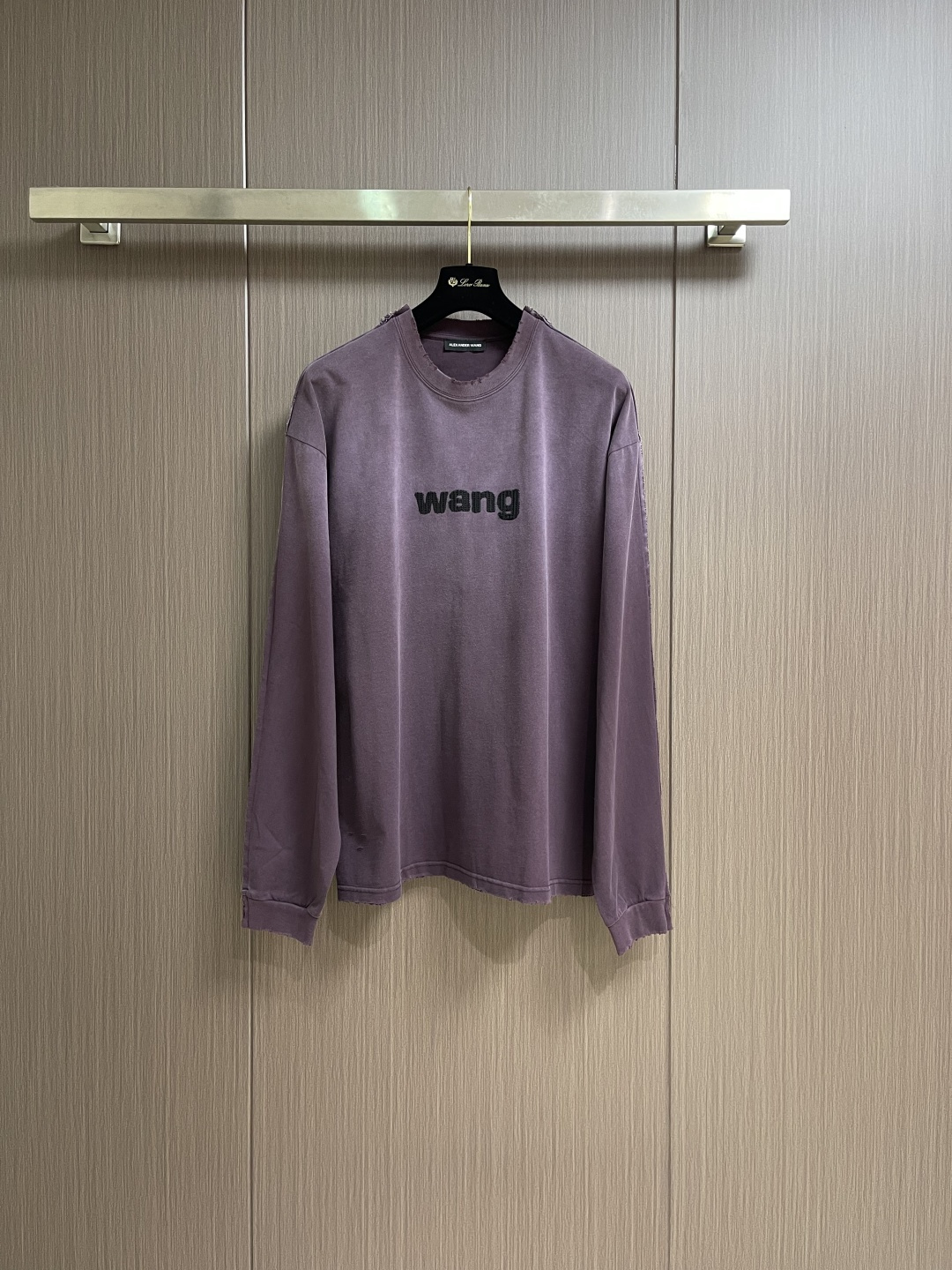 NO:598775,Alexander Wang  Alexander's gradient long-sleeved T-shirt is crafted from 230 grams of washed cotton fabric. It has an excellent texture and is super comfortable and soft on the upper body. It is skin-friendly and non-irritating. The threads on the collar and cuffs allow loose clothes to be hung stylishly on the body. It is classic.  The logo letters are printed on the chest and body to form a sharp contrast. Although the finishing touch is small, it is well recognized. It is a versatile item that can be matched with many types of clothing to create a fashionable look. Customized accessories, complete with three labels, the same style for men and women!  Size S-XXL S size Length 73 Bust 116 Shoulder Width 56 Medium Length 75 Bust 120 Shoulder Width 58 L Length 77 Bust 124 Shoulder Width 6019860909Alexander wang 亚力山大王渐变长袖T恤,采用230克水洗棉质面料匠心制作,质感卓越上身超级舒服柔软,亲肤不刺激,领口和袖口的螺纹可以让宽松的衣服很有型的挂在身上,经典的logo字母印在胸口大身形成了鲜明的撞色,点睛之笔虽小却拥有妥妥的辨识度,属于百搭单品,能与多类型服饰搭配营造时尚造型,定制辅料,三标齐全,男女同款！尺码S-XXL S码衣长73 胸围116 肩宽56 M码 衣长75 胸围120 肩宽58 L码衣长77 胸围124 肩宽60 XL码 衣长79 胸围128 肩宽62 XXL码 衣长81 胸围132肩宽64,,alexander wang,tees，t-shirt,alexander wang,Men's clothing