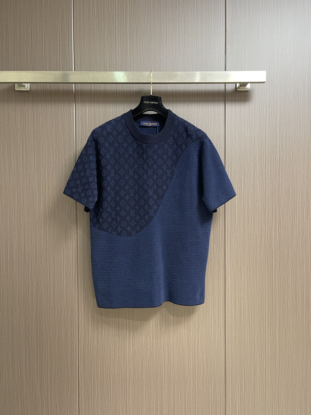 NO:598778,LV jacquard short-sleeved crew-neck T-shirt. This short-sleeved knitted crew-neck shirt combines Monogram elements with velvety smooth horizontal stripes, echoing the flocking items of the 2025 spring and summer fashion show with delicate texture. It can be combined with the same style of shorts to create a casual look, adding a flexible choice for brave explorers of the season. Sizes S-XL, Louis Vuitton, shorts, T-shirt, tees, t-shirt, alexander wang19860909LV 提花短袖圆领T恤,本款短袖针织圆领衫融汇Monogram 元素与天鹅绒般柔滑的横向条纹,以细腻肌理呼应 2025春夏时装秀的植绒单品.可与同款短裤共筑休闲造型,为当季勇敢探险者再添灵活之选.尺码S-XL,,louis vuitton,shorts,T-shirt,tees，t-shirt,alexander wang,Men's clothing