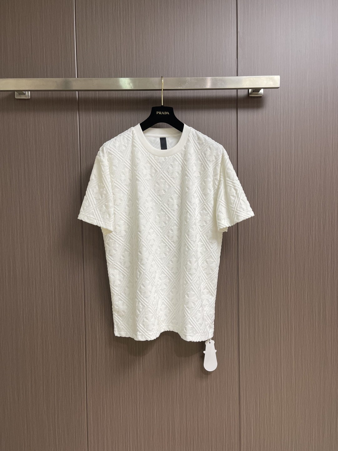 NO:598781,CH Crow Heart logo embossed short-sleeved T-shirt, customized Feiyun double-woven FF jacquard velvet fabric. The texture is clear, plump and lazy, comfortable and close to the skin. The main tone is navy blue. As calm and profound as the deep sea. The iconic logo is cleverly hidden between the textures like a smart artistic symbol. Adding brand recognition. The exquisite crystallization of fashion and craftsmanship. Suits for attendance. Worry-free dressing. Infrared positioning cutting machine achieves precise positioning of materials through infrared transmitters and infrared receivers.  The accuracy can reach the micron level to meet the effect of high-precision cutting. The embossing process uses physical and chemical methods to form a concave and convex same-color texture, which is more three-dimensional and has a better hand feel. The fabrics have been washed and have a better hand feel and texture. It is not easy to deform, not easy to shrink, not easy to fade, and maintains long-term beauty. Sizes S-XL, chrome hearts, T-shirt, tees, t-shirt, alexander wang19860909CH 克罗心标识凸纹短袖T恤,定制斐韵双织FF提花绒卫料 纹理清晰 丰满慵懒 舒适贴肤 以藏蓝为主基调 似深海般沉静而深邃 标志性标识巧妙隐匿于纹理之间宛如灵动的艺术符号 增添品牌辨识度 时尚与工艺的精妙结晶 套装出席 穿搭无忧 红外线定位裁床 通过红外发射器和红外接收器来实现对材料的精准定位 精度可达到微米级别 从而满足对位高精度裁剪的效果 凸纹工艺 通过物理结合化学方法形成凹凸有致的同色异调纹理 更具立体感 手感更卓越 面料都经过浇洗 手感质感更佳 不易变形 不易缩水 不易褪色 保持长久的美观.尺码S-XL,,chrome hearts,T-shirt,tees，t-shirt,alexander wang,Men's clothing