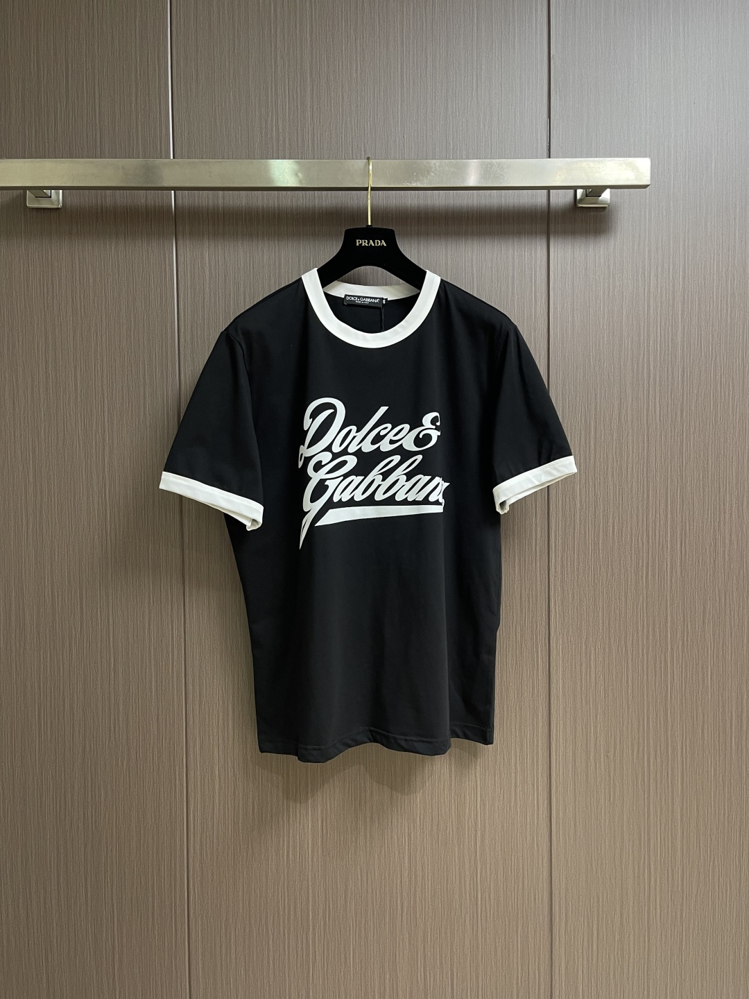 NO:598783,DG DOLCE GABBANA 2025 SS spring and summer short-sleeved T-shirt, customized pure cotton fabric, brand letter logo printing on the chest, the first choice for casual outings, whether paired with jeans and casual pants, it can show a unique personality. Size 44-46-48-50-52-54 M-4XL 44/M Length 69 Shoulder width 44 Bust 102 46/L Length 70  Shoulder width 45.5 Bust 106 48/XL Clothing length 71 Shoulder width 47 Bust 110 50/2XL Clothing length 72 Shoulder width 48.5 Bust 114 52/3XL Clothing length 73 Shoulder width 50 Bust 118 54/4XL  Length 74, shoulder width 51.5, bust 122,,Dolce&Gabbana,Dolce&Gabbana,jeans,T-shirt,tees,t-shirt,alexander wang19860909DG DOLCE GABBANA 杜嘉班纳2025SS春夏短袖T恤,定制纯棉面料,胸前品牌字母logo印花,休闲出街首选款,无论是搭配牛仔裤休闲裤,都能展现出独特的个性.尺码44-46-48-50-52-54 M-4XL 44/M 衣长69 肩宽44 胸围102 46/L 衣长70 肩宽45.5胸围106 48/XL衣长71肩宽47 胸围110 50/2XL 衣长72肩宽48.5 胸围114 52/3XL 衣长73肩宽50 胸围118 54/4XL 衣长74肩宽51.5胸围122,,Dolce&Gabbana,Dolce&Gabbana,jeans,T-shirt,tees，t-shirt,alexander wang,Men's clothing