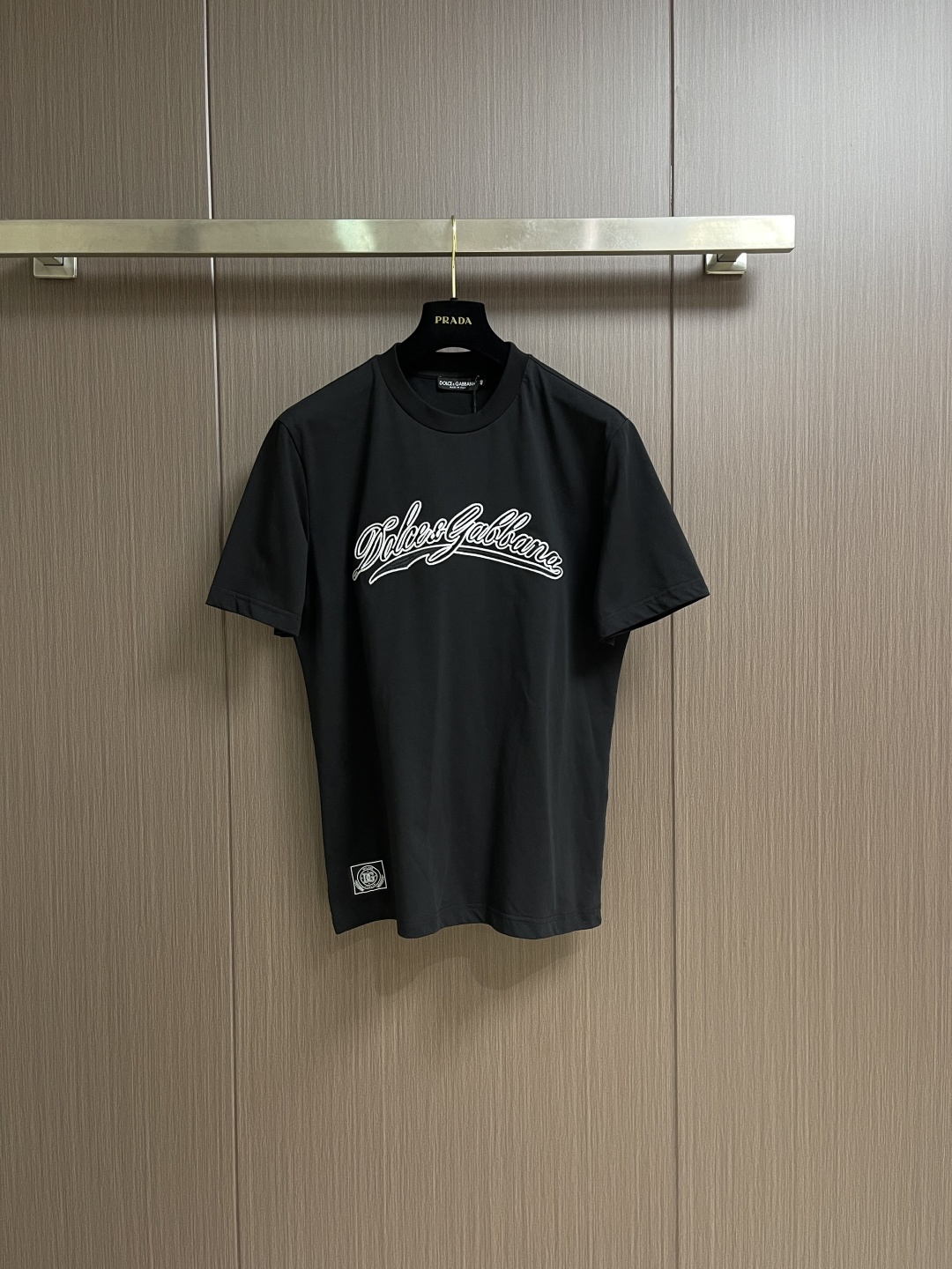 NO:598786,DolceGabbana DG 2025SS spring and summer new logo logo round neck short-sleeved T-shirt, eye-catching logo pattern modification!  It is different from the past and declares the design concept that the brand has inherited for many years!  It is as eye-catching as any other style, perfectly presenting the sense of fashion, high-end and luxury to the world!  Made of imported cotton material, selected high-quality cotton fabric, soft and skin-friendly. Size 44-46-48-50-52-54 M-4XL 44/M Length 69 Shoulder width 44 Bust 102 46/L Length 70 Shoulder width 45.5 Bust 106 48/XL Length 71 Shoulder width 47 Bust 110  50/2XL Length 72, shoulder width 48.5, bust 114 52/3XL Length 73, shoulder width 50, bust 118 54/4XL Length 74, shoulder width 51.5, bust 122,,Dolce&Gabbana,Dolce&Gabbana,T-shirt,tees,t-shirt,alexander wang19860909DolceGabbana杜嘉班纳 DG 2025SS春夏新款logo标识圆领短袖T恤,醒目的logo图案修饰！区别于以往的不同,宣示品牌传承多年的设计理念！其吸睛度完全不亚于任何式,将时髦高级感与奢华感完美呈现在世人眼前！客供进口全棉材质制成,精选优质棉面料,触感软糯亲肤细腻.尺码44-46-48-50-52-54 M-4XL 44/M 衣长69 肩宽44 胸围102 46/L 衣长70 肩宽45.5胸围106 48/XL衣长71肩宽47 胸围110 50/2XL 衣长72肩宽48.5 胸围114 52/3XL 衣长73肩宽50 胸围118 54/4XL 衣长74肩宽51.5胸围122,,Dolce&Gabbana,Dolce&Gabbana,T-shirt,tees，t-shirt,alexander wang,Men's clothing