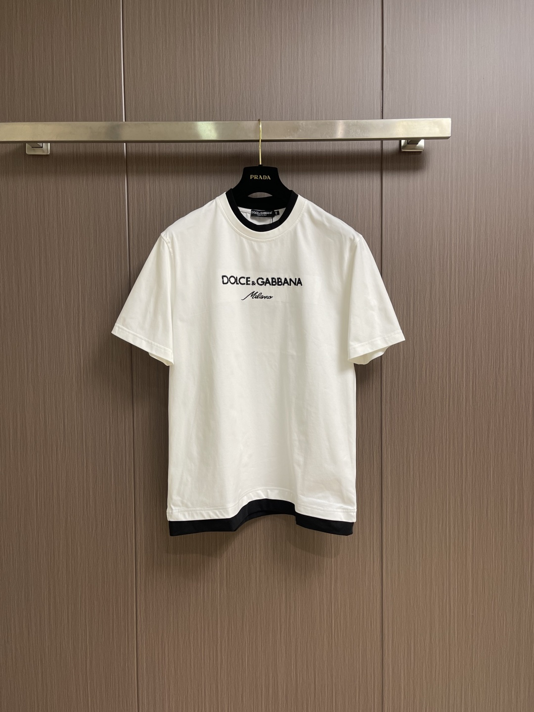 NO:598763,DG DOLCE GABBANA 2025 SS spring and summer short-sleeved T-shirt, customized pure cotton fabric, brand letter logo printing on the chest, the first choice for casual outings, whether paired with jeans and casual pants, it can show a unique personality. Size 44-46-48-50-52-54 M-4XL 44/M Length 69 Shoulder width 44 Bust 102 46/L Length 70  Shoulder width 45.5 Bust 106 48/XL Clothing length 71 Shoulder width 47 Bust 110 50/2XL Clothing length 72 Shoulder width 48.5 Bust 114 52/3XL Clothing length 73 Shoulder width 50 Bust 118 54/4XL  Length 74, shoulder width 51.5, bust 122,,Dolce&Gabbana,Dolce&Gabbana,jeans,T-shirt,tees,t-shirt,alexander wang19860909DG DOLCE GABBANA 杜嘉班纳2025SS春夏短袖T恤,定制纯棉面料,胸前品牌字母logo印花,休闲出街首选款,无论是搭配牛仔裤休闲裤,都能展现出独特的个性.尺码44-46-48-50-52-54 M-4XL 44/M 衣长69 肩宽44 胸围102 46/L 衣长70 肩宽45.5胸围106 48/XL衣长71肩宽47 胸围110 50/2XL 衣长72肩宽48.5 胸围114 52/3XL 衣长73肩宽50 胸围118 54/4XL 衣长74肩宽51.5胸围122,,Dolce&Gabbana,Dolce&Gabbana,jeans,T-shirt,tees，t-shirt,alexander wang,Men's clothing