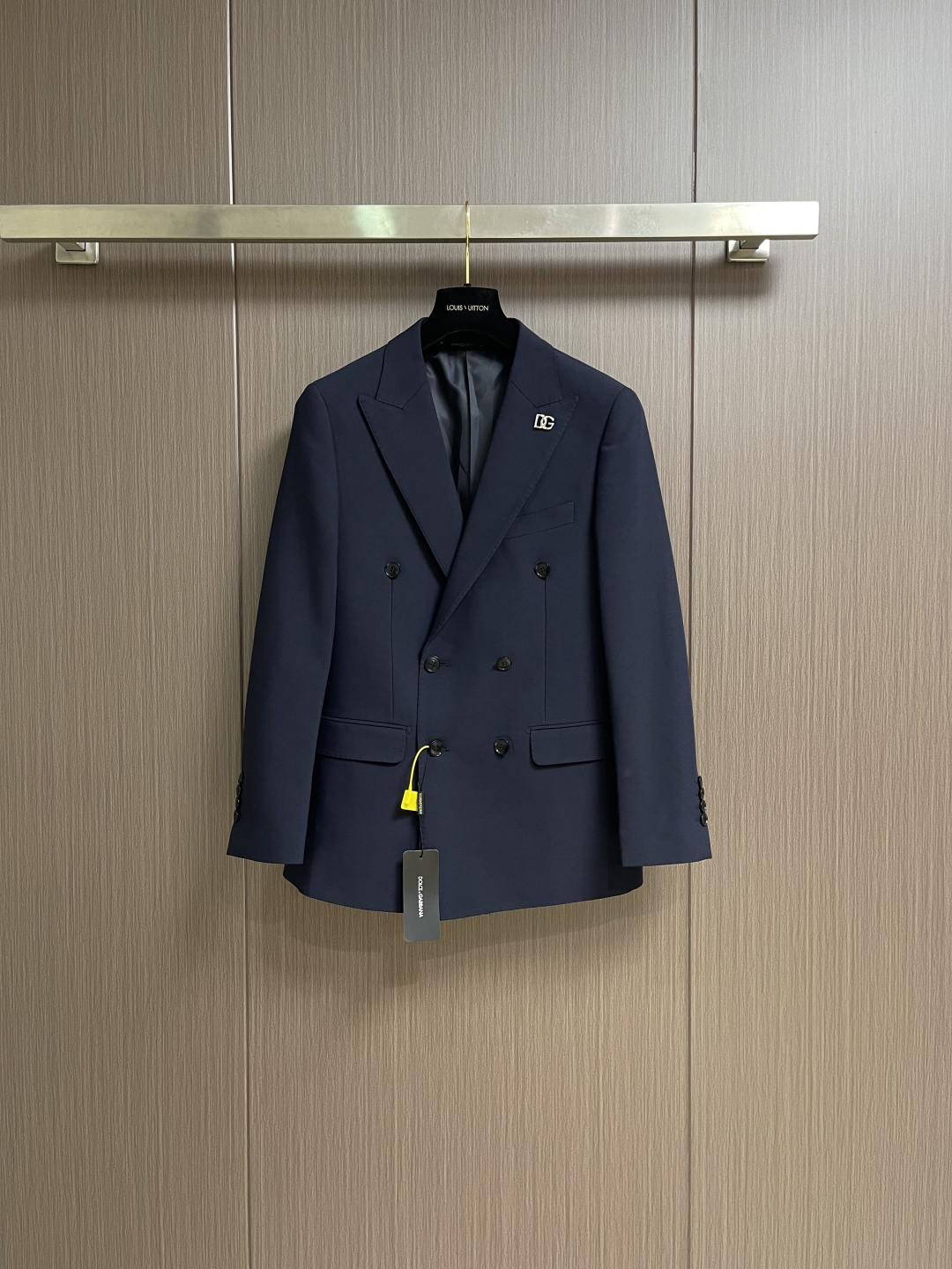 NO:611684,The whole set can be sold separately, single suit, trousers, DG DolceGabbana hardware DG logo blazer and trousers suit, imported original polyester fiber fabric, breathable, soft and warm, very straight and drapey, the whole piece is neatly routed, all hardware accessories are supplied by customers with logos, top accessories. At first glance, it is high-end fabrics. This fabric is custom-woven and there is no such thing outside. It is a good product from a regular factory, and there is nothing picky about it.  Such a piece is always worn and very practical. Size 46-56 Suit Size 46, length 70, shoulder width 42.8, bust 100, size 48, length 72, shoulder width 44, bust 104, size 50, length 74, shoulder width 45.2, bust 108, size 52, length 76, shoulder width 46.2, bust 112, size 54, length 78  Shoulder width 47.6 Bust 116 Size 56 length 80 Shoulder width 48.8 Bust 120 Dress pants Size 46 length 109 Waist 77 Hips 98.8 Size 48 length 112 Waist 81 Hips 102 Size 50 length 115 Waist 85 Hips 105.2 Size 52 length 117 Waist 89  Hips 108.4, size 54 pants length 119, waist 93, hips 111.6, size 56 pants length 121, waist 97, hips 114.8,,Dolce&Gabbana,Dolce&Gabbana,jackets & coats,business suit,alexander wang19860909整套 可拆卖 单西服 西裤 DG DolceGabbana杜嘉班纳 五金DG标识西装外套西裤套装,进口原版聚酯纤维面料,透气柔软保暖性很强,笔挺垂感十足,整件车工走线整齐平整,所有五金附料都是客供带logo 顶级配件 一看就是高档的面料 这种面料都是定织的 外面根本就没有 正规大厂途径出来的好货,无任何有挑剔的地方 这样的一件属于常备常穿的,实用性很强.尺码46-56 西服 46码衣长70 肩宽42.8胸围100 48码衣长72 肩宽44胸围104 50码衣长74 肩宽45.2胸围108 52码衣长76 肩宽46.2胸围112 54码衣长78 肩宽47.6胸围116 56码衣长80 肩宽48.8胸围120 西裤 46码裤长109 腰围77 臀围98.8 48码裤长112 腰围81臀围102 50码裤长115 腰围85 臀围105.2 52码裤长117 腰围89 臀围108.4 54码裤长119 腰围93 臀围111.6 56码裤长121 腰围97 臀围114.8,,Dolce&Gabbana,Dolce&Gabbana,jackets & coats,business suit,alexander wang,Men's clothing