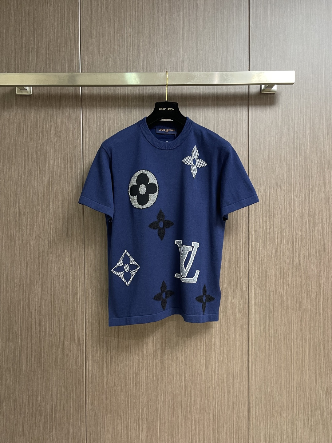 NO:598769,LV short-sleeved knitted crew-neck short-sleeved T-shirt. This short-sleeved crew-neck shirt features a cotton blended body in rich tones and is embellished with intarsia patterns, large LV letters and Monogram flowers. The contrasting color design and seam changes highlight the brand's exquisite craftsmanship. The eye-catching logo element can add color to any look, and the casual style can be easily matched with outdoor and daily looks. Sizes S-XL, Louis Vuitton, T-shirt, tees, t-shirt, alexander  wang19860909LV 短袖针织圆领短袖T恤,本款短袖圆领衫为棉质混纺衣身渲染浓郁色调,并点缀嵌花图案、大号 LV 字母与Monogram 花卉.撞色设计与缝线变化彰显品牌精湛工艺.瞩目标识元素可为任意造型增光添彩,闲适格调可轻松搭配户外与日常造型.尺码S-XL,,louis vuitton,T-shirt,tees，t-shirt,alexander wang,Men's clothing