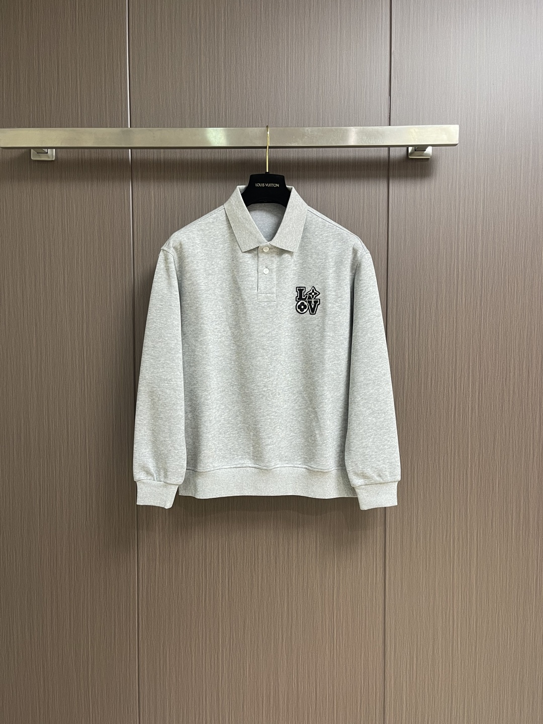 NO:597893,LV 2025FW Autumn and Winter new embroidered patch lapel POLO sweatshirt is made of double-twisted 430g pure cotton sweatshirt fabric. The fabric is woven with double-twisted yarn, which is 40 times stronger than single-strand yarn. It can still maintain the silhouette of the clothes when cut loosely. The os version has a more lazy and loose feel. It is a very simple and fashionable style. The overall design is simple yet individual, making it easy to handle a variety of occasions. Size S-XXL, Louis  vuitton,hoodie,sweatshirts,alexander wang19860909LV 2025FW秋冬新款刺绣仔章翻领POLO卫衣,采用双股双纱430克纯棉卫衣面料,面料采用双股并线加捻的织 造,比单股纱线强度提升40,宽松剪裁时依然能保持衣型轮廓,os版型比较慵懒的松垮感,非常简约时尚的一个款,整体设计简约而不失个性,轻松驾驭多种场合.尺码S-XXL,,louis vuitton,hoodie,sweatshirts,alexander wang,Men's clothing