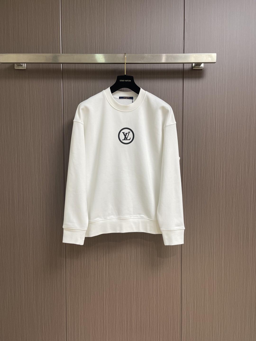 NO:597897,LV nigo co-branded 2025FW early autumn back flocked portrait logo round neck sweatshirt, the logo is exquisitely upgraded, the 420g double-strand large terry fabric is dyed in the same vat, the fabric is very comfortable, fashionable and personalized, a super versatile and good-looking sweatshirt, very suitable for both men and women, a must-have style, tag collar label, washed wheat three standards are complete. Sizes S-XL, Louis Vuitton, hoodie, sweatshirts, Alexander Wang19860909LV nigo联名 2025FW早秋后背植绒人像logo标识圆领卫衣,logo 标识精致升级,420克双股大毛圈面料同缸染面料手感非常舒服,时尚又个性超级百搭好看的一款卫衣,男女都非常合适人手必备款,吊牌领标水洗麦三标齐全.尺码S-XL,,louis vuitton,hoodie,sweatshirts,alexander wang,Men's clothing