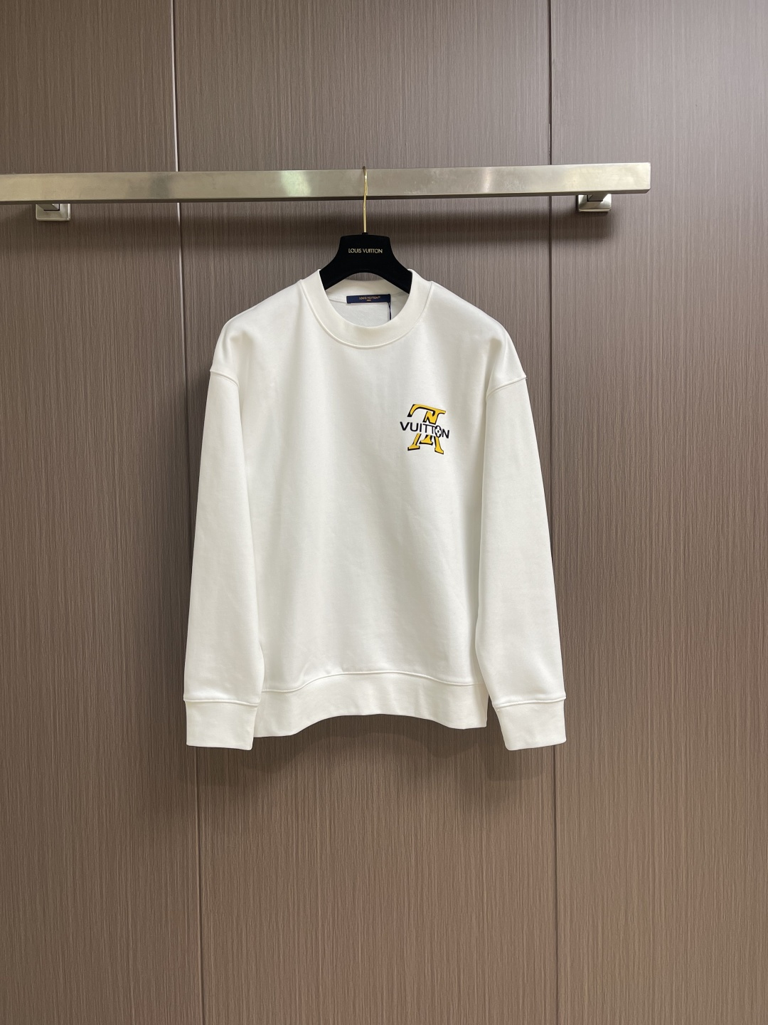 NO:597900,LV 2025SS  LOGO printed round neck long-sleeved sweatshirt, heavy felt knitted cotton, completely restored to the pattern, 420g terry bottom, 32 count, ready-to-wear washed twice, the fabric is comfortable and skin-friendly without any strange feeling, the pattern is soft and waxy, and the printing uses precisely controlled hot melt  It is made by offset printing. Changes in temperature directly affect the gloss and elasticity of the offset printing. The precise offset printing body is smooth and delicate, with bright color. All accessories are customized by opening the mold. It is time-consuming and labor-intensive just to achieve the same consistency as the original version. Sizes S-XL, Louis  vuitton,hoodie,sweatshirts,alexander wang19860909LV 2025SS LOGO印花圆领长袖卫衣,重磅毛毡针织棉,完全对版还原,420克毛圈底32支,成衣两遍水洗处理,面料舒适亲肤无异感,版型松软糯感十足,印花采用精控热熔胶印而成,温度的变化直接影响胶印的光泽和弹性,精准的胶印体光滑细腻,色泽亮丽,开模定制全部辅料配件.耗时耗力只为达到原版一致.尺码S-XL,,louis vuitton,hoodie,sweatshirts,alexander wang,Men's clothing