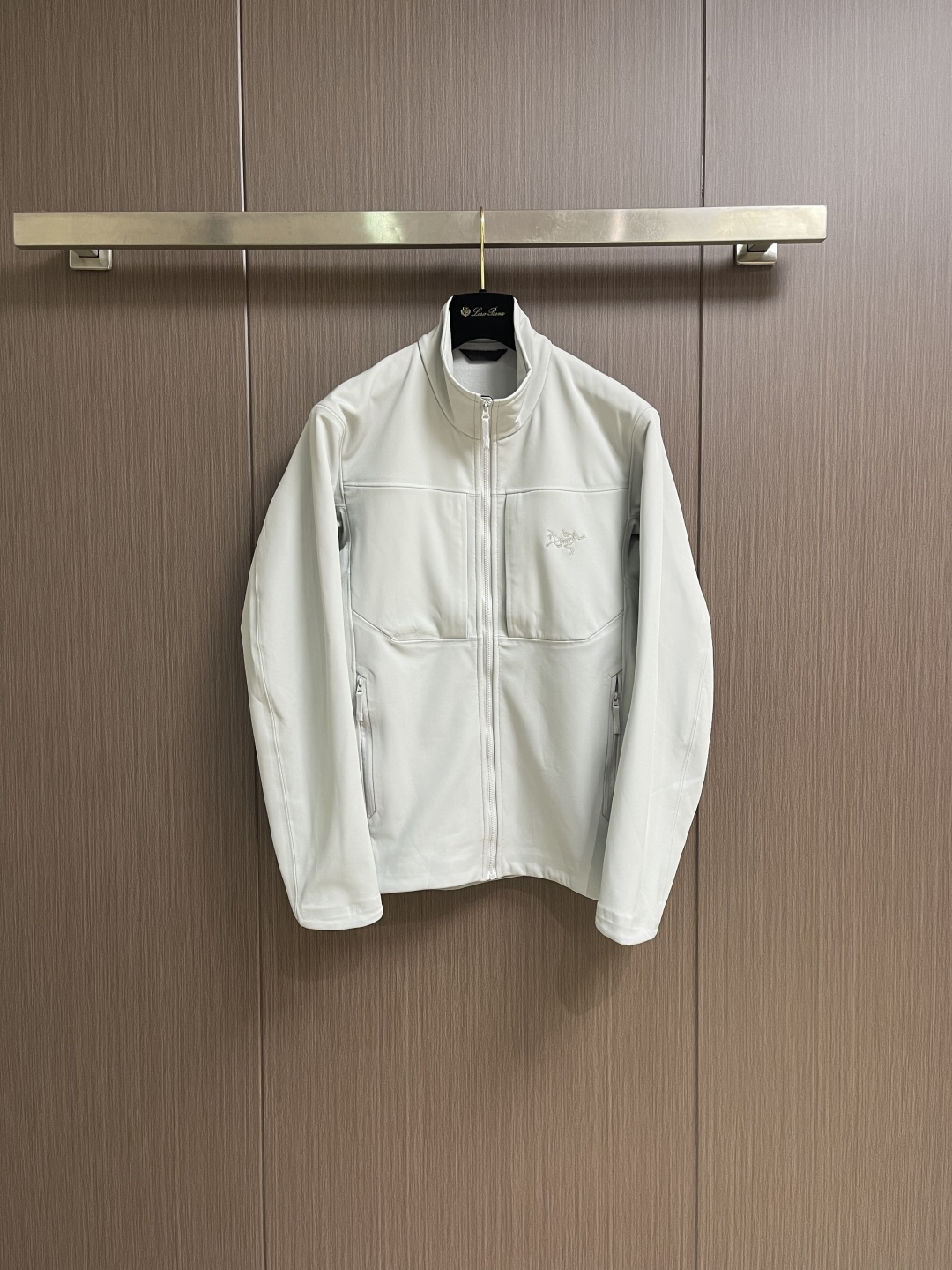 NO:622640,Arcteryx Gamma Stand Collar Soft Shell Jacket. Gamma is a general-purpose soft shell product line. MX means it is suitable for mixed weather. All aspects of performance are taken care of without any obvious emphasis. Gamma MX is a Top Seller among soft shells. It is a famous multipurpose product. It is a series for both urban and outdoor use. It has thin fleece inside and is suitable for mixed activities in changeable weather. Gamma  MX has more pockets. There are two symmetrical breast pockets on the front and two hand pockets. When necessary, the pockets can be fully opened to assist in heat dissipation. The old model has a taped pocket on the left arm. The new model has canceled this design and the overall style is more simple. Sizes S-XXL, arc'teryx, jackets & coats, alexander wang19860909Arcteryx 始祖鸟Gamma立领软壳外套,Gamma是的通用型软壳产品线,MX表示适用于混合天气,各方面性能都所照顾,没有明显偏重,Gamma MX是软壳中的Top Seller,出了名的万金油型产品,属于城市户外兼用的系列,内部有薄抓绒,适合多变天气下的混合活动使用；Gamma MX的口袋比较多,正面有两个对称的胸袋,两个插手口袋,必要时,口袋全打开也能起到辅助散热的作用；老款的左臂有一个压胶口袋,新款取消了这个设计,整体风格更简约,尺码S-XXL,arc'teryx,jackets & coats,alexander wang,Men's clothing