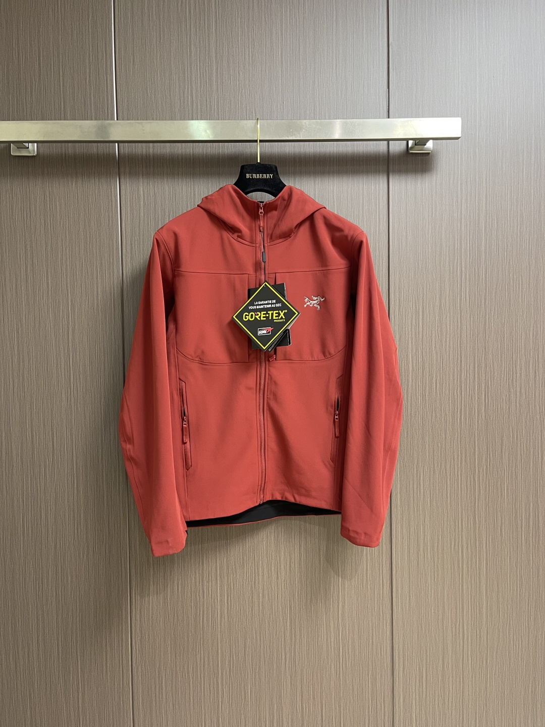 NO:649217,Arcteryx Gamma hooded soft shell jacket. Gamma is a general-purpose soft shell product line. MX means it is suitable for mixed weather. All aspects of performance are taken care of without any obvious emphasis. Gamma MX is a Top Seller among soft shells. It is a famous all-purpose product. It is a series for both urban and outdoor use. It has thin fleece inside and is suitable for mixed activities in changeable weather; Gamma  MX has more pockets. There are two symmetrical breast pockets on the front and two hand pockets. When necessary, the pockets can be fully opened to assist heat dissipation. The old model has a laminated pocket on the left arm. The new model has canceled this design and the overall style is more simple. Sizes S-XXL, arc'teryx, jackets & coats, hats, alexander wang19860909Arcteryx 始祖鸟Gamma连帽软壳外套,Gamma是的通用型软壳产品线,MX表示适用于混合天气,各方面性能都所照顾,没有明显偏重,Gamma MX是软壳中的Top Seller,出了名的万金油型产品,属于城市户外兼用的系列,内部有薄抓绒,适合多变天气下的混合活动使用；Gamma MX的口袋比较多,正面有两个对称的胸袋,两个插手口袋,必要时,口袋全打开也能起到辅助散热的作用；老款的左臂有一个压胶口袋,新款取消了这个设计,整体风格更简约,尺码S-XXL,arc'teryx,jackets & coats,hats,alexander wang,Men's clothing