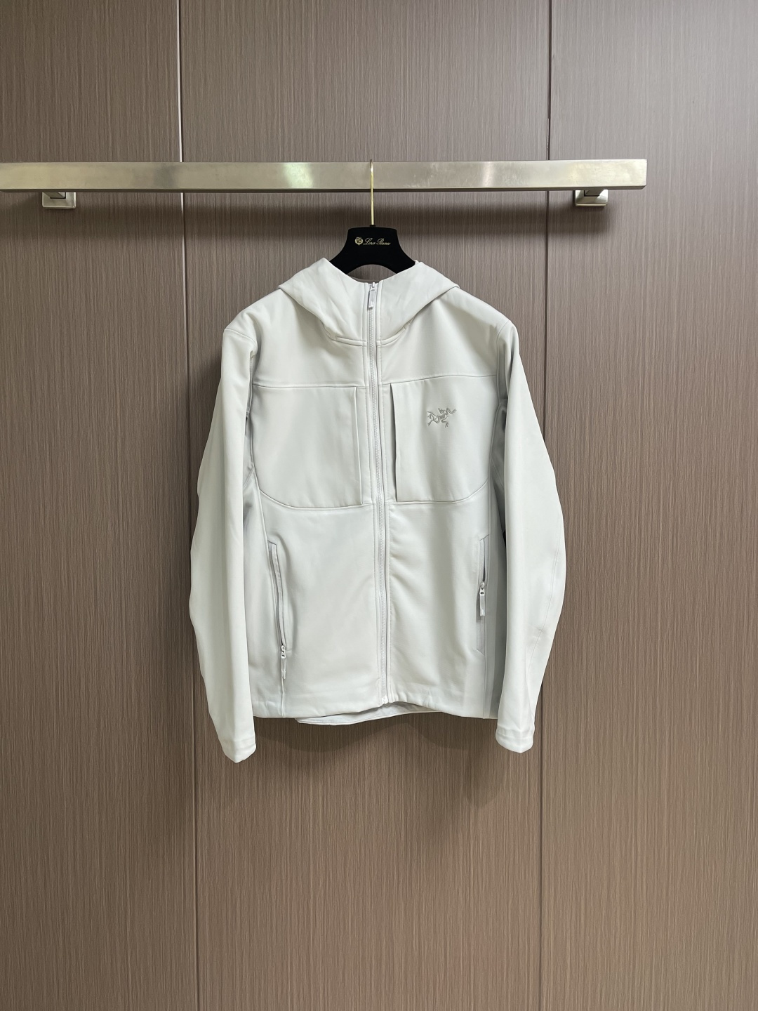 NO:597891,Arcteryx Gamma hooded soft shell jacket. Gamma is a general-purpose soft shell product line. MX means it is suitable for mixed weather. All aspects of performance are taken care of without any obvious emphasis. Gamma MX is a Top Seller among soft shells. It is a famous all-purpose product. It is a series for both urban and outdoor use. It has thin fleece inside and is suitable for mixed activities in changeable weather; Gamma  MX has more pockets. There are two symmetrical breast pockets on the front and two hand pockets. When necessary, the pockets can be fully opened to assist heat dissipation. The old model has a laminated pocket on the left arm. The new model has canceled this design and the overall style is more simple. Sizes S-XXL, arc'teryx, jackets & coats, hats, alexander wang19860909Arcteryx 始祖鸟Gamma连帽软壳外套,Gamma是的通用型软壳产品线,MX表示适用于混合天气,各方面性能都所照顾,没有明显偏重,Gamma MX是软壳中的Top Seller,出了名的万金油型产品,属于城市户外兼用的系列,内部有薄抓绒,适合多变天气下的混合活动使用；Gamma MX的口袋比较多,正面有两个对称的胸袋,两个插手口袋,必要时,口袋全打开也能起到辅助散热的作用；老款的左臂有一个压胶口袋,新款取消了这个设计,整体风格更简约,尺码S-XXL,arc'teryx,jackets & coats,hats,alexander wang,Men's clothing