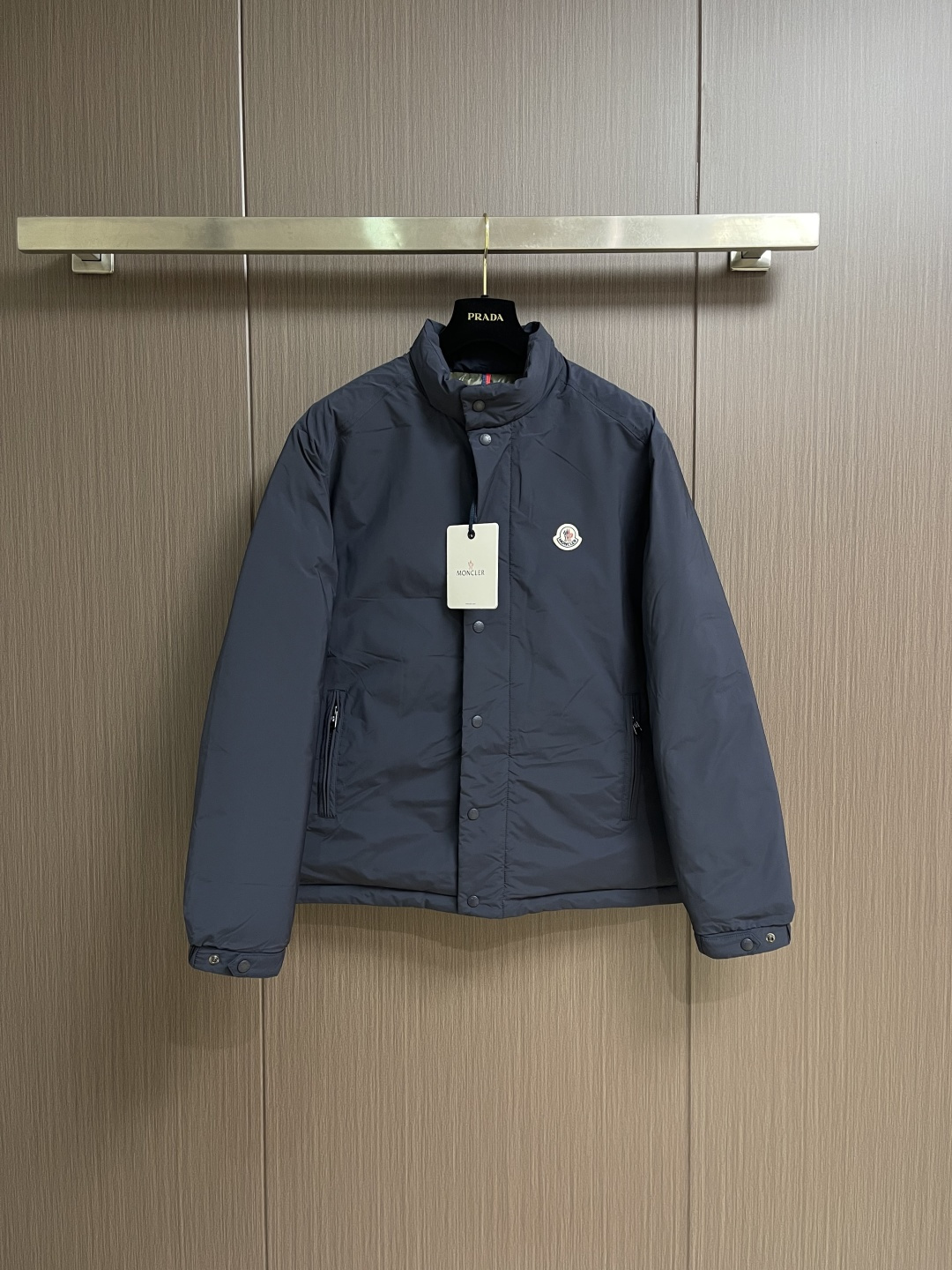 NO:654236,MONCLER 2025FW lapel down jacket. The fabric is made of polyester fiber and processed through microfiberization. The individual fibers become extremely fine, which greatly increases the fiber surface area, making the fabric soft and smooth to the touch. It is close to natural fiber. The high-density weaving method makes the structure tight, which gives a certain degree of wrinkle resistance, windproof warmth and wear resistance. The lining is made of nylon. The high-density and tight weaving process prevents small velvet fibers from drilling out from the gaps in the fabric. The surface is smooth.  Improve the wearing and taking off experience. Excellent wear and tear resistance ensures damage caused by frequent use. At the same time, the light and soft texture does not affect the overall weight. It uses 90 white duck down and weighs 200g to ensure excellent thermal insulation performance. After strict screening and processing, the velvet is not easy to velvet, ensuring durability. It adopts a neat version. It is more slim and capable than conventional ones. It is suitable for business casual or various occasions. Size 1-2-3-4, jackets & coats, down  jacket,alexander wang19860909MONCLER 2025FW翻领式羽绒外套 面料选用聚酯纤维通过微纤维化处理之后 单根纤维变得极细大大增加了纤维表面积 使面料变得柔软 顺滑触感接近天然纤维 高密度的纺织方式使其结构紧密 从而赋予一定的抗皱性 防风保暖性和耐磨性 里衬选用锦纶打造内衬 在高密度和紧致的织造工艺防止细小的绒丝从布料缝隙中钻出 表面光滑 提升穿脱体验 卓越的耐磨性和抗撕裂性确保频繁使用导致损坏 同时轻盈柔软的质地不会影响整体重量 选用90白鸭绒 克重达200g 确保保暖性能卓越 绒子经过严格筛选与处理之后 不易钻绒 保证了耐用性 采用利落的版型 相比常规更显修身 干练 适合在商务休闲或多种场合穿着.尺码1-2-3-4,,jackets & coats,down jacket,alexander wang,Men's clothing