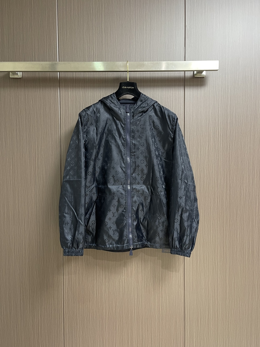 NO:651643,LV double-sided jacket, with classic leather logo on one side and Monogram dark pattern jacquard on the other side, low-key luxury, solid color + leather stamp logo on the other side, simple and advanced design, windproof and waterproof fabric, OK for commuting in rainy days, silky and breathable lining, comfortable to wear, micro-profile design, same style for men and women, smooth zipper, neat wiring, perfect details, easy to control in daily commuting and outdoors, practical and fashionable, it is a must-have item for urban hipsters!  Size S-M-L,,louis vuitton,jackets & coats,jackets & coats,alexander wang19860909LV 双面穿冲锋衣夹克外套,一面经典皮革logo一面是 Monogram老花暗纹提花 低调奢华 另一面纯色＋皮章Logo简约高级计 防风防水面料 雨天通勤也OK 内衬丝滑透气 穿着舒适 微廓形设计男女同款 拉链顺滑 走线工整 细节满分 日常通勤 户外都能轻松驾驭 实用又时髦 是都市潮人必备单品！尺码S-M-L,,louis vuitton,jackets & coats,jackets & coats,alexander wang,Men's clothing