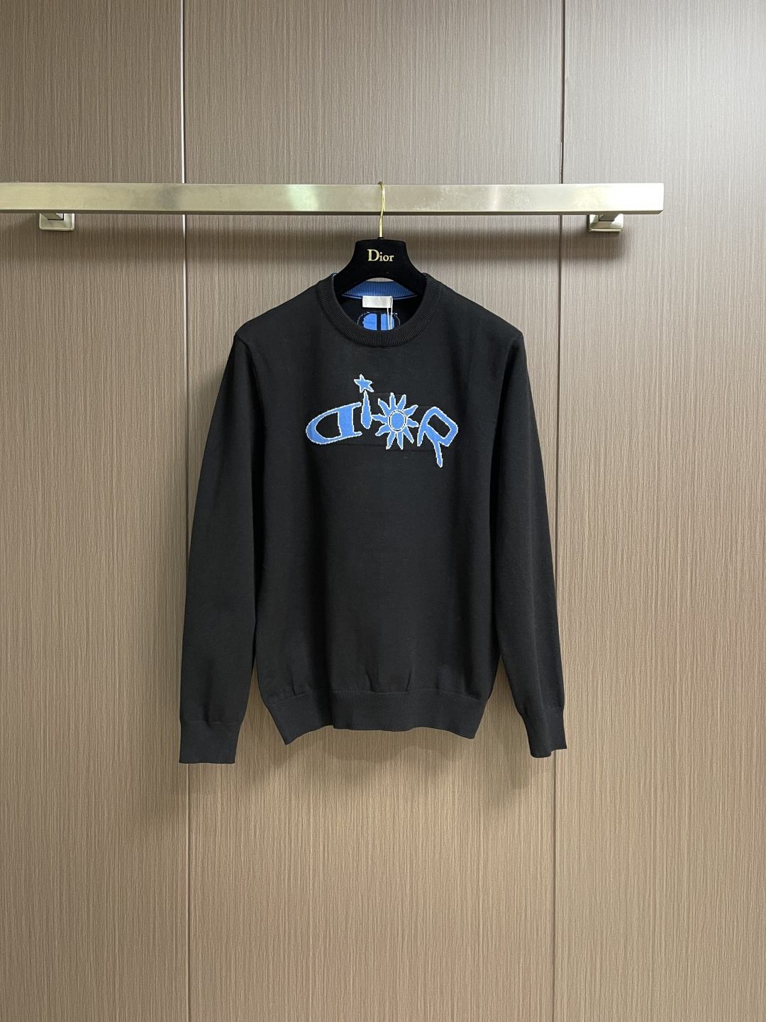 NO:651652,Dior 2025Ss new jacquard knitted pullover round neck sweater. The fabric is made of 16-count single yarn fabric. This fabric is woven from blended cotton yarn. When paired with a 7-needle machine, the garment effect is more three-dimensional. Sizes S-XL  Bust 112,,dior,sweaters,alexander wang19860909Dior 2025Ss新款提花针织套头衫圆领毛衣,面料采用16支单纱面料,该款面料为混纺棉纱线织出,搭配7针机器成衣效果更为立体.尺码S-XL S码 衣长65肩宽42胸围100 M码衣长67肩宽44胸围104 L码 衣长69肩宽46胸围108 XL码衣长72 肩宽48 胸围112,,dior,sweaters,alexander wang,Men's clothing