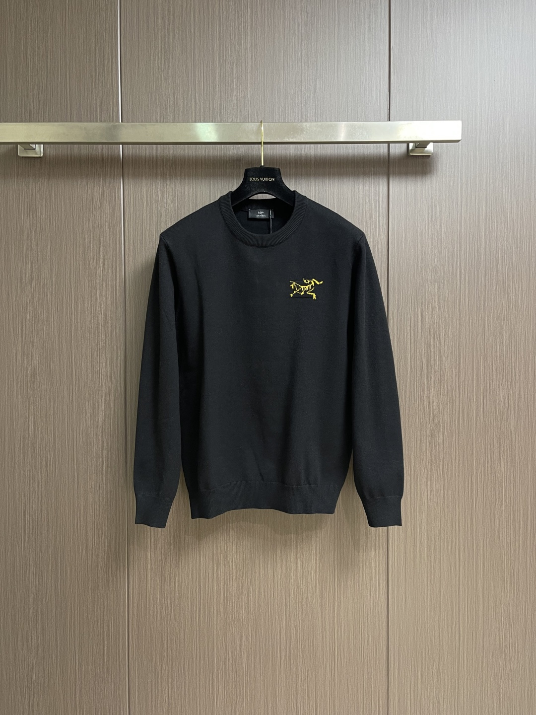 NO:651661,ARCTERYX round neck knitted jacquard sweater, imported knitted cotton material, wool blended yarn material, double-sided knitted imported + jacquard technology, 7-needle special imported flat knitting machine, the weight of a single piece reaches nearly one kilogram!  Ultra-high weight guarantee. Knitted base design, clear and natural pattern, tight and stylish, and not easy to deform after long-term wear!  Size S-XL Size S, length 65, shoulder width 42, chest 100, Size M, length 67, width 44, chest 104 Size L, length 69, width 46, bust 10819860909ARCTERYX始祖鸟 圆领针织提花毛衣, 进口针织棉料,羊毛混纺纱线材质,双面针织进口+提花工艺,7针专用进口横机,单件克重达到近一公斤！超高克重保证.针织打底设计,图案清晰自然,紧实有型,久穿不易变形！尺码S-XL S码 衣长65肩宽42胸围100 M码衣长67肩宽44胸围104 L码 衣长69肩宽46胸围108 XL码衣长72 肩宽48 胸围112,arc'teryx,sweaters,alexander wang,Men's clothing