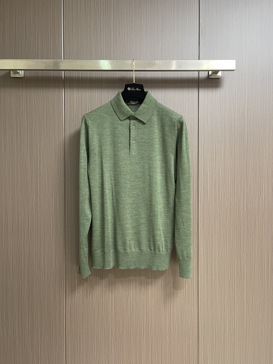 NO:654248,LP Loropiana Men's Polo Wool Sweater. This long-sleeved polo sweater is made from very fine Wish wool, a sophisticated wardrobe piece suitable for wearing under a jacket. Wish is a very fine wool, selected from Merino sheep in Australia and New Zealand. The collar is made on the loom and buttons to fasten. Sizes 48-54,,loro piana,loro piana,jackets & coats,alexander wang19860909LP Loropiana 男士Polo羊毛针织衫,这款长袖Polo针织衫采用非常精细的Wish羊毛制成,是一款精致雅的衣橱单品,适合套穿在夹克内,Wish 是一种非常精细的羊毛,精选自澳大利亚和新西兰的美利奴羊,衣领在织布机上制成,纽扣开合.尺码48-54,,loro piana,loro piana,jackets & coats,alexander wang,Men's clothing