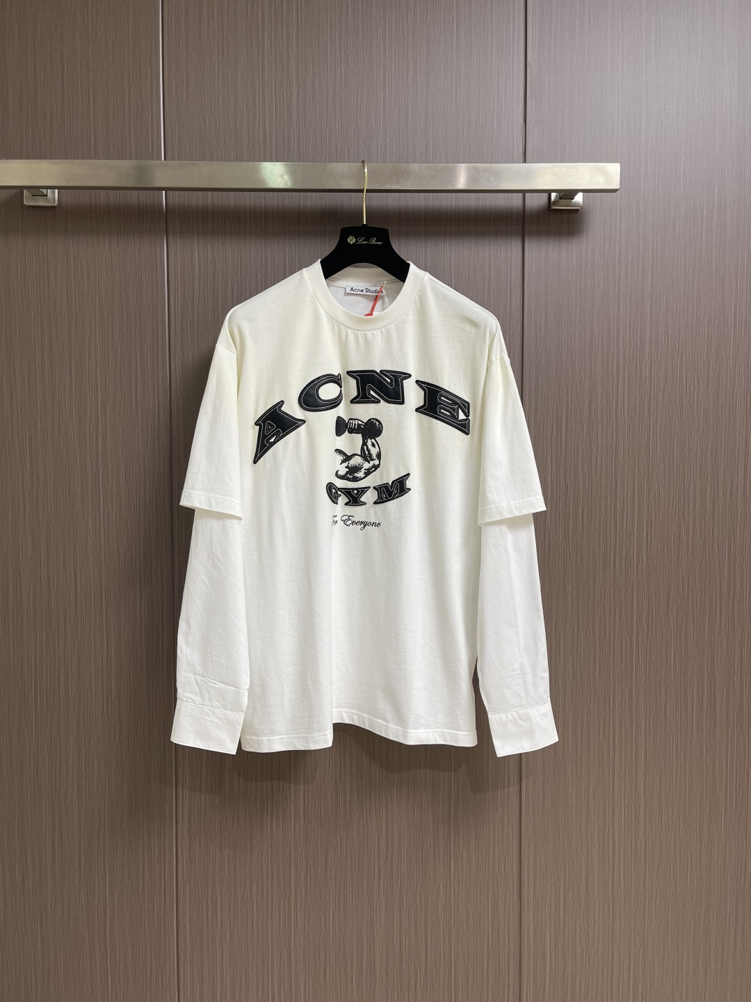 NO:654272,Green White Acne Studios distressed logo fake two-piece long-sleeved T-shirt. The fabric is made of custom elegant cotton double-ply soft plain weave fabric and plaid moire memory plain weave cotton. It is soft, delicate and comfortable to the skin. A hint of calmness and restraint in gray-toned green exudes a quiet and deep beauty. The ACNE GYM logo is outlined with powerful white lines on the body. For Everyone is simple but contains profound meaning.  The old-fashioned effect of inadvertently smudged. Encountering the carrier of retro feelings. Stunning appearance with a fake two-piece version. Cleverly simulates the layering effect and is full of fashionable tension. Make every outfit a fashion feast, using imported machine appliqué embroidery technology. Use advanced computer control system and precise mechanical components to realize ACNE GYM appliqué operation. It presents an embroidery effect with both clarity and three-dimensionality, using glue printing. The printing has been modified by the film screen three times.  Use glue liquid paint to print the pattern on the fabric. Bake the fabric to fix the printed pattern. Gradient aging spray process. By spraying dyes of different colors on the surface of the fabric, the clothes can show rich color changes under different lights. Increase the visual layering. The fabrics have been washed and have a better hand feel. Not easy to deform, not easy to shrink, not easy to fade, and maintain long-term beauty. Sizes S-XL, Acne Studios, Dior, Tees, T-shirt, Alexander Wang19860909绿色 白色 Acne Studios 做旧徽标假两件长袖T恤,面料采用定制雅棉双股绵柔平纹织物 以及格纹云纹记忆平纹棉 柔软细腻 舒适贴肤 一丝沉稳与内敛的灰调绿散发着一种静谧而深邃的美 衣身之上ACNE GYM 徽标以遒劲有力的白色线条勾勒 For Everyone 简洁却蕴含着深刻的寓意 那不经意间晕染的做旧效果 邂逅复古情怀载体 以假两件版型惊艳亮相 巧妙地模拟了叠穿效果 充满了时尚的张力 让每一次穿搭都成为一场时尚的盛宴,采用进口机贴布绣工艺 使用先进的计算机控制系统和精密的机械部件 实现ACNE GYM 贴布绣作业 呈现出清晰度和立体感兼具的刺绣效果,采用胶浆印花 印花经过三次菲林网板修改 使用胶浆液体涂料在织物上打印图案 烘烤织物以固定印刷图案,渐变做旧喷马骝工艺 通过在织物表面喷洒不同颜色的染料 实现衣物在不同光线下呈现出丰富的色彩变化 增加视觉层次感,面料都经过孝洗 手感质感更佳 不易变形 不易缩水 不易褪色 保持长久的美观.尺码S-XL,,acne studios,dior,tees，t-shirt,alexander wang,Men's clothing