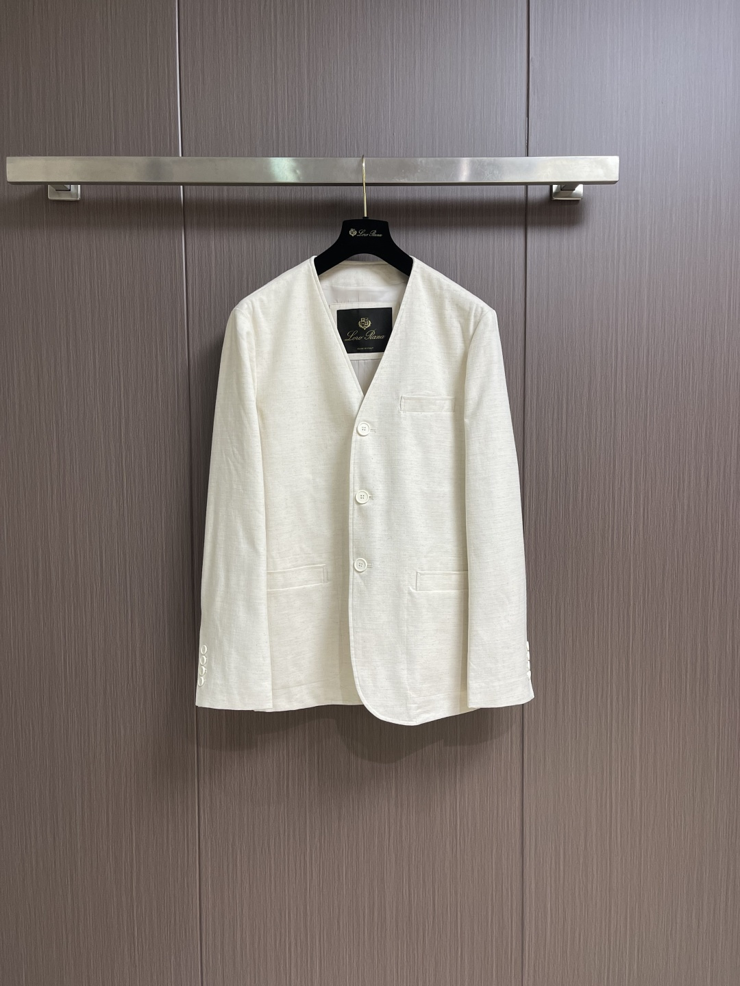 NO:831337,Jacket Vest LP Loropiana Eduard  Two-piece jacket and vest. Collarless neckline creates a sleek, contemporary silhouette, perfect for accentuating the high top. Both pieces are crafted from a water-resistant cotton and linen blend with fine Solaire linen trim and feature signature Serg  io horn buttons. Collarless, front welt pocket, wallet pocket on chest, two interior buttoned pockets, four horn buttons on cuffs, front fastening, three horn buttons, regular fit, single vent, half lined. Sizes 46-52, loro  piana,loro piana,jackets & coats,19860909夹克 马甲 LP Loropiana Eduard 两件装夹克背心马甲,无领领口营造出时尚、现代的廓形,非常适合突出高帮,两件均采用防水棉麻混纺面料制成,搭配精致的Solaire亚麻装饰,并饰有标志性的Sergio牛角纽扣.无领,前侧贴边口袋,胸前有票夹口袋,两个带纽扣的内袋,袖口有四颗牛角扣,前侧开合,三个牛角扣,常规版型,单开衩,半衬里.尺码46-52,,loro piana,loro piana,jackets & coats,,Men's clothing