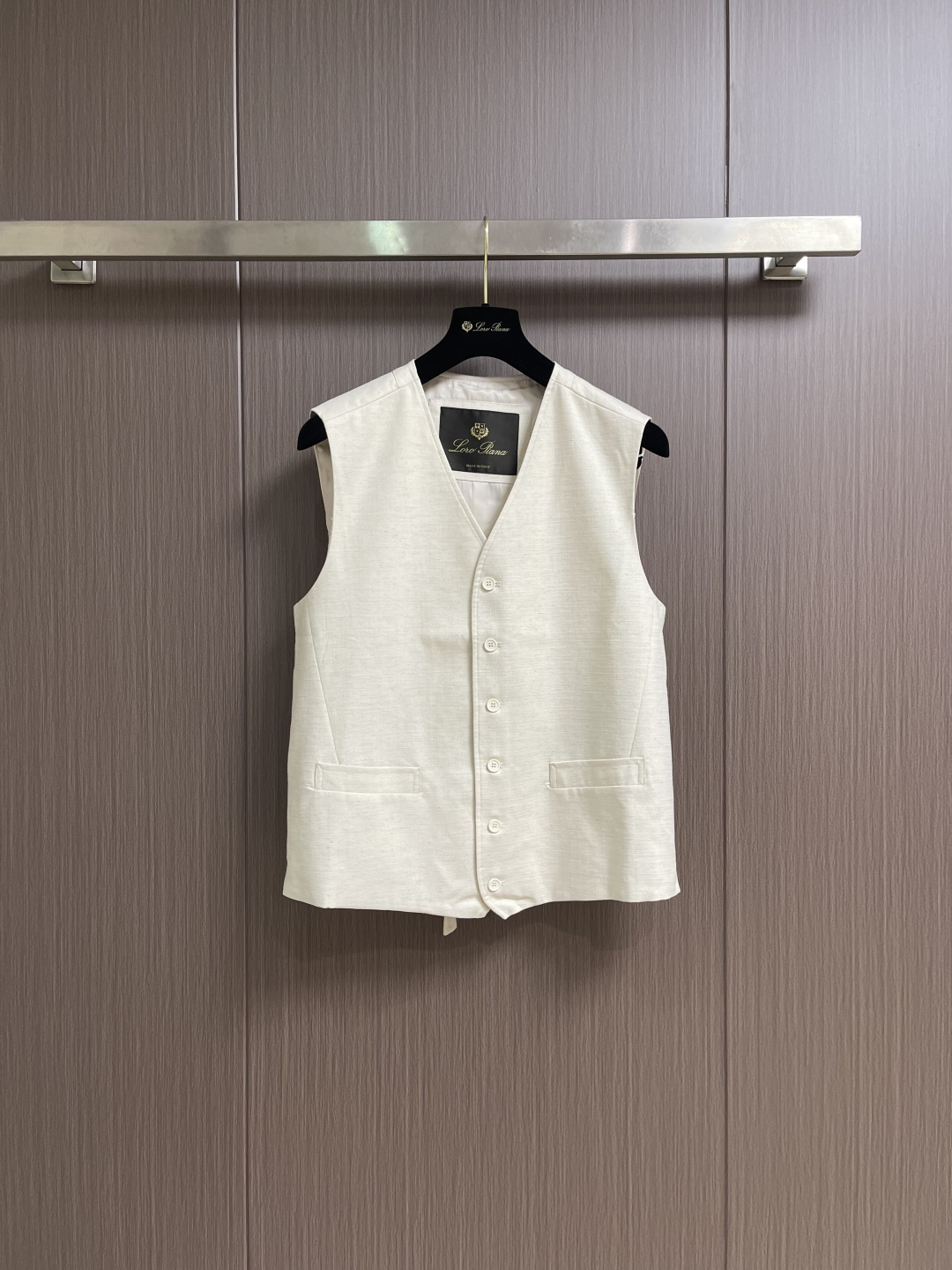 NO:654244,Jacket Vest LP Loropiana Eduard  Two-piece jacket and vest. Collarless neckline creates a sleek, contemporary silhouette, perfect for accentuating the high top. Both pieces are crafted from a water-resistant cotton and linen blend with fine Solaire linen trim and feature signature Serg  io horn buttons. Collarless, front welt pocket, wallet pocket on chest, two interior buttoned pockets, four horn buttons on cuffs, front fastening, three horn buttons, regular fit, single vent, half lined. Sizes 46-52, loro  piana,loro piana,jackets & coats,alexander wang19860909夹克 马甲 LP Loropiana Eduard 两件装夹克背心马甲,无领领口营造出时尚、现代的廓形,非常适合突出高帮,两件均采用防水棉麻混纺面料制成,搭配精致的Solaire亚麻装饰,并饰有标志性的Sergio牛角纽扣.无领,前侧贴边口袋,胸前有票夹口袋,两个带纽扣的内袋,袖口有四颗牛角扣,前侧开合,三个牛角扣,常规版型,单开衩,半衬里.尺码46-52,,loro piana,loro piana,jackets & coats,alexander wang,Men's clothing