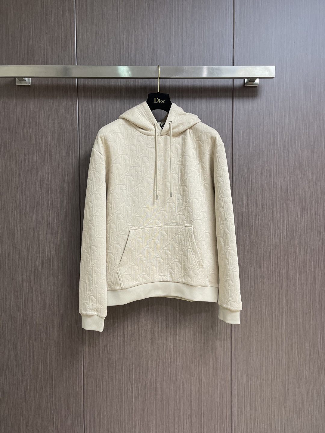 NO:654240,Dior 2025Fw new autumn and winter letter jacquard hooded sweatshirt, made of soft and waxy heavyweight fabrics, using three-dimensional jacquard technology, fully printed with the brand's iconic dark pattern, revealing a delicate texture in low-key tones. The classic design of hood + drawstring retains the casual attributes, and the loose version accommodates all types of body shapes, taking into account comfort and relaxation. Sizes S-XL, dior, hoodie, sweatshirts, hats, alexander  wang19860909Dior 2025Fw秋冬新款 字母提花连帽卫衣,优选软糯的重磅面料,采用立体提花工艺,满印品牌标志性的暗纹图案,在低调的色调中透出细腻的肌理感,连帽＋抽绳的经典设计保留休闲属性,宽松版型包容各类身形,兼顾舒适与松弛感.尺码S-XL,,dior,hoodie,sweatshirts,hats,alexander wang,Men's clothing