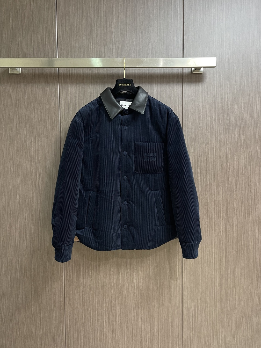 NO:597895,MIUMIU 2025fw leather collar corduroy down jacket. Corduroy fabric is filled with 90 white duck down. The inner fabric of cupro ammonia fiber is close-fitting, comfortable and skin-friendly without pilling. The neckline is made of lambskin conventional collar, and a custom-made original clothing knife is used to cut the patch letters. The mold is first sewn and cut out by hand, and the shapes are pasted one by one to make it perfect. Then a sewing machine is used to sew along the edges. Sizes 46-52,,miumiu,down  jacket,sheepskin,alexander wang19860909MIUMIU 2025fw 皮领灯芯绒羽绒服 灯芯绒面料 90白鸭绒填充,铜氨纤维内里面料特性是贴身舒适亲肤不起球.领口采用小羊皮常规领口,采用定制原衣刀模切割贴片字母,先车缝开模具手剪出形状经过人逐个字母贴出来完美后用针车沿着边缘车缝.尺码46-52,,miumiu,down jacket,sheepskin,alexander wang,Men's clothing