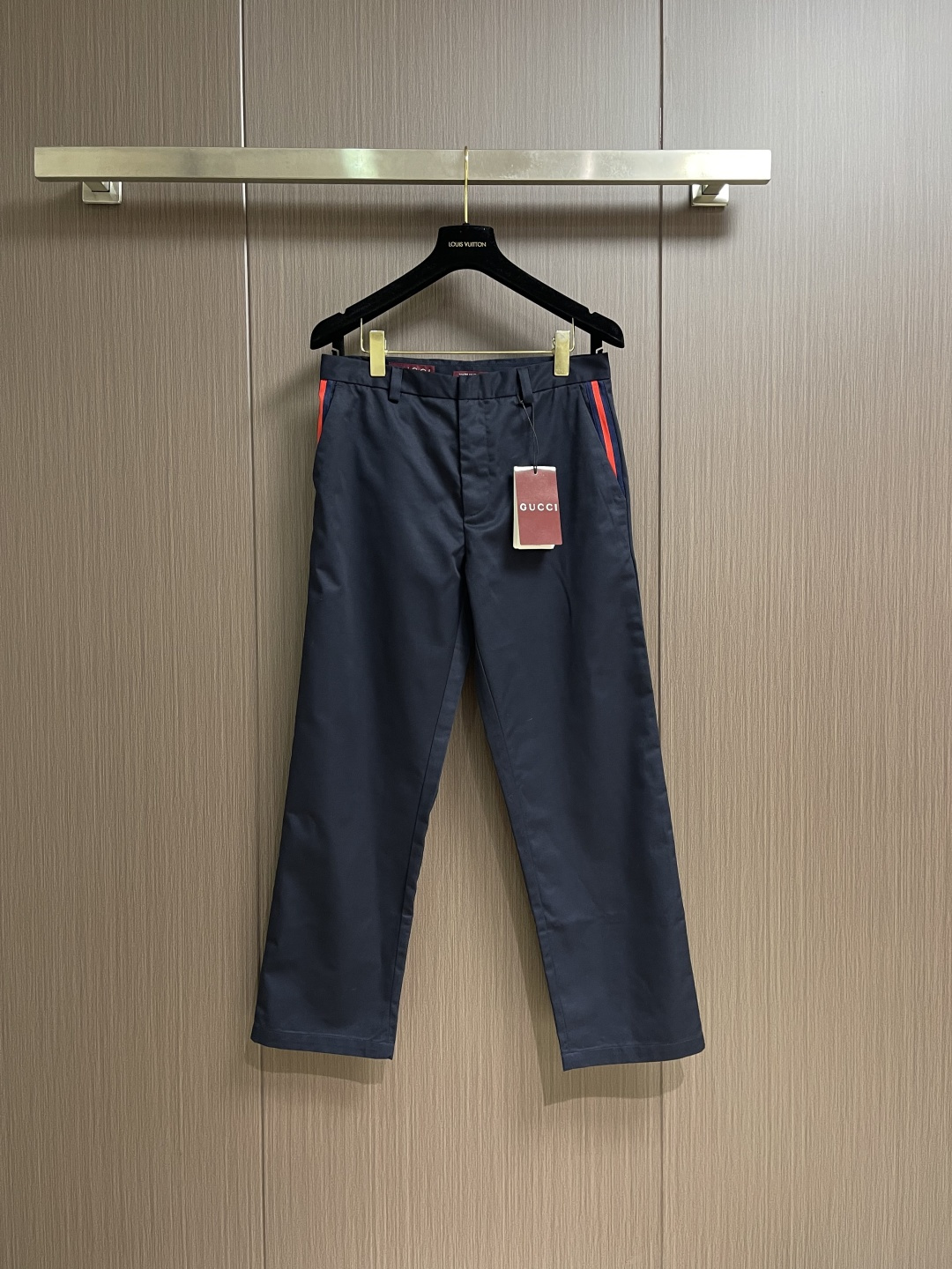 NO:654252,GUCCI 2025ss new twill cotton trousers with webbing details, the 2025ss early autumn series cleverly combines various textures and exquisite details. These trousers are made of dark blue twill cotton, with ingeniously embellished webbing details on the pockets, making the entire design more attractive. Sizes S-XL,,gucci,alexander wang19860909GUCCI 2025ss新款饰织带细节斜纹棉长裤,2025ss早秋系列将多样纹理和精致细节巧妙糅于一体.这款长裤以深蓝色斜纹棉打造,口袋处匠心缀饰织带细节,令整个设计魅力更显.尺码S-XL,,gucci,alexander wang,Men's clothing