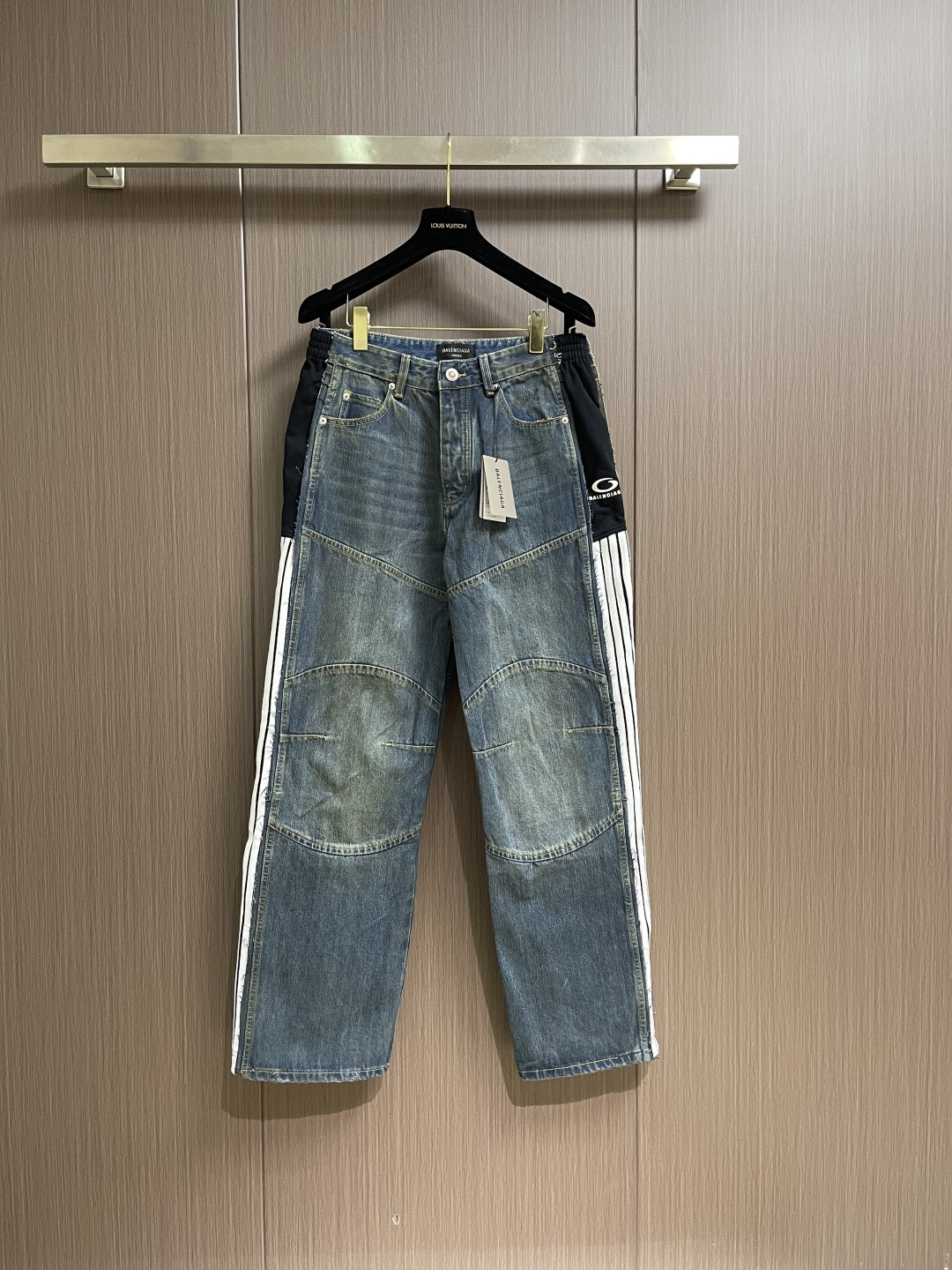 NO:654268,Balenciaga CUT-UP jeans, custom-made cotton denim and retro fabric intertwined with phantom technology. Excellent texture, comfortable and close to the skin. Based on the iconic blue denim. The intertwined shades of blue are just like the traces of time. The trousers are boldly divided. Denim blocks of different shapes are reorganized and embellished with the Balenciaga logo in a unique splicing method. The clever embedding of sports stripes creates a conflicting and harmonious beauty, blurring the boundaries between sports and fashion.  Unique tailoring outlines a futuristic silhouette, allowing jeans to no longer be limited to a single style positioning, showing a variety of wear possibilities. Suits are worry-free to wear, using imported machine embroidery technology. Use advanced computer control systems and precision mechanical components to realize Balenciaga logo embroidery operations with high precision. The lines are smooth and delicate, and holes are broken using the edge hanging technology. Physical abrasion rubs the edges to achieve a natural edge effect. The combination of high-temperature steam and sandpaper removes fiber hairiness and color difference.  Showing a unique hole and wear effect, multiple horses and sand scrubbers are used to rub specific parts with a high-pressure spray gun to achieve a local gradient effect, and then use frosting technology to create a unique texture pattern. The workmanship is extremely complex, time-consuming and labor-intensive, electrolytic dark blue + stone grinding and fermentation washing process. The electrochemical reaction is used first to change the color of the fabric. The fabric is then mixed with abrasives through a grinder and cleaned with hot water.  To achieve specific washing results. Sizes S-XL,,balenciaga,jeans,alexander wang19860909Balenciaga CUT-UP 牛仔裤,定制棉韵丹宁与幻影科技交织的复古织料 质感卓越 舒适贴肤 以标志性的蓝色牛仔布为基底 那深浅交织的蓝 恰似岁月沉淀的痕迹 裤身被大胆分割 不同形状的牛仔布块以独特的拼接方式重组Balenciaga标识加以点缀 运动条纹的巧妙嵌入 创造出一种冲突又和谐的美感 模糊了运动与时尚的边界 以独特的剪裁勾勒出未来感的轮廓 让牛仔裤不再局限于单一的风格定位 展现出多元的穿搭可能性 套装出席 穿搭无忧,采用进口机刺绣工艺 使用先进的计算机控制系统和精密的机械部件 实现Balenciaga 标识刺绣作业 精度高 线条流畅而细腻,破洞处采用烂边吊烂技术 通过物理磨损在边缘部分进行摩擦来实现自然烂边效果 通过高温蒸汽和磨砂纸的结合 去除纤维毛羽和色差 呈现出独特的破洞和磨损效果,采用多位马骝＋擦沙通过使用高压喷枪 在特定部位进行摩擦 达到局部渐变的效果 再通过磨砂技术 制造出独有纹理图案 做工极其复杂 耗时耗力,电解深蓝＋石磨酵洗 工艺 优先利用电化学反应来改变织物的色彩 再通过研磨机将织物与研磨剂混合 并利用热水进行清洗 以达到特定的洗涤效果.尺码S-XL,,balenciaga,jeans,alexander wang,Men's clothing