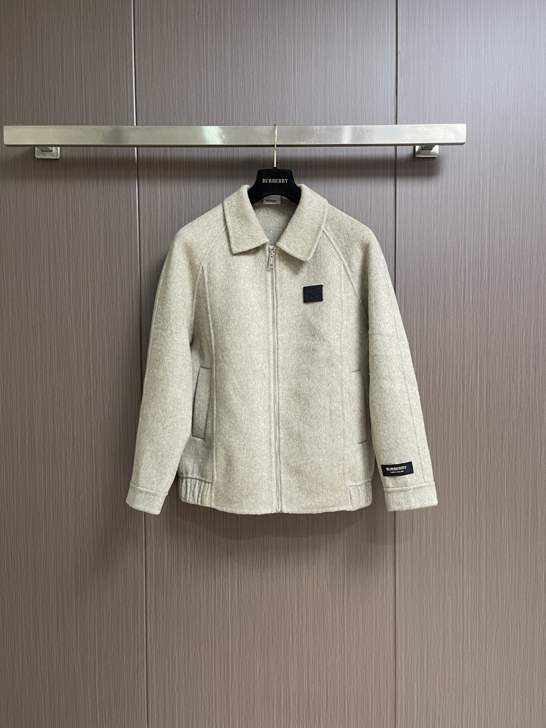 NO:651670,Burberry 2025SS new autumn and winter men's wool cashmere jacket, stylish and stylish, the original model will never go out of style. Exquisite texture and simple lines - main label, wash label, hardware. Details determine quality. It is mainly sculptural and sexy curve cutting, which has an indescribable classic elegance. High-quality wool has its own fluffiness, is light and soft, and is double-sided wool. It is the king to be both inside and outside.  This jacket has a smart and neat tailoring, which is stable yet fashionable. It can help resist the cold wind and improve the warmth retention function. The simple and elegant style highlights the extraordinary fashion. The must-have size for warm men is M-3XL,, burberry, jackets & coats, alexander wang19860909Burberry 2025SS秋冬新款男士羊毛羊绒外套,有型有款,原版开模这个版型万年不过时 精致的质感与简单的线条﹣主标、洗标、五金 细节决定品质 以雕塑性感曲线剪接为主有着一种无法形容的经典优雅气质,优质的毛呢是自带蓬松度 又轻又软 双面毛呢 内外兼修才是王者 此款外套拥有干练利落的剪裁,稳重而不失时尚格调,有助抵御寒风吹入,提升保暖功能.简约大气彰显时尚不凡 暖男必备尺码M-3XL,,burberry,jackets & coats,alexander wang,Men's clothing