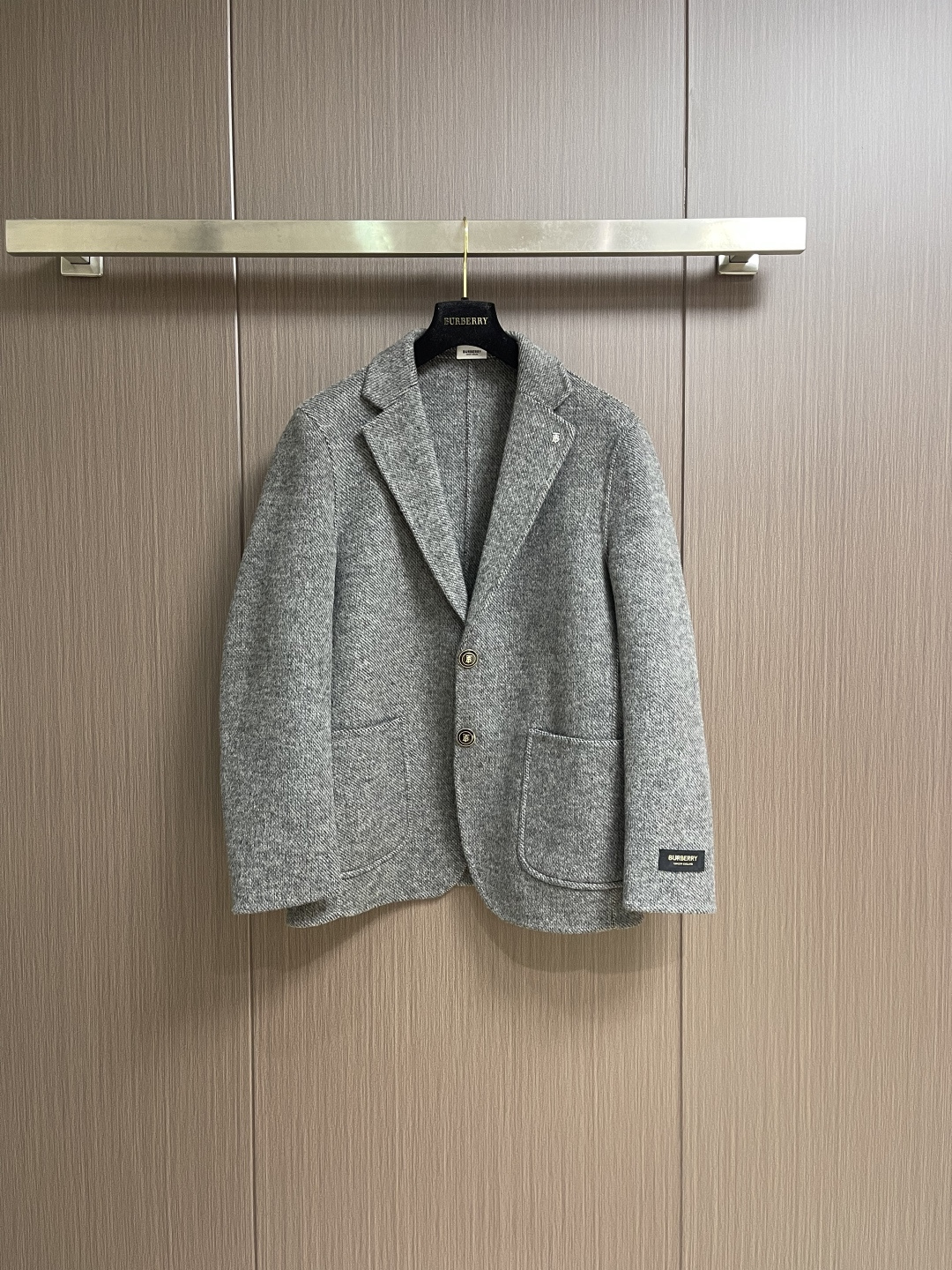 NO:649162,Burberry 2025aw autumn and winter new jacket woolen jacket, classic double-sided woolen technology, all accessories are custom-made with molds, details are in place, using woolen fabrics supplied by customers, washed and treated, comfortable to the touch. Size M-3XL is too small,,burberry,jackets & coats,jackets & coats,alexander wang19860909Burberry 2025aw秋冬新款夹克毛呢外套,经典双面毛呢工艺,所有配件开模定制,细节到位,采用客供毛呢面料,经过洗水处理,手感舒适 尺码M-3XL 偏小,,burberry,jackets & coats,jackets & coats,alexander wang,Men's clothing