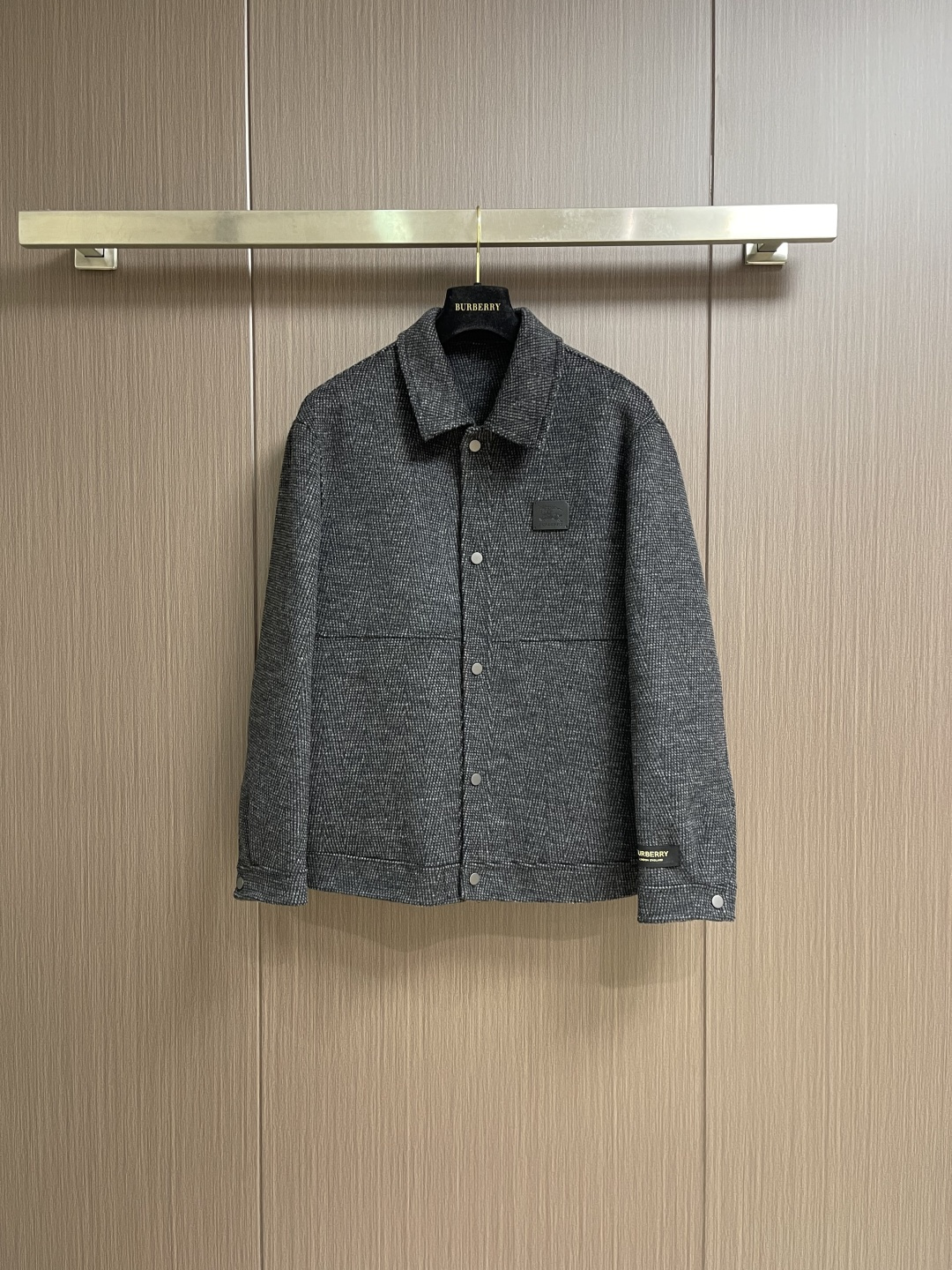 NO:649158,Burberry 2025SS new autumn and winter men's wool cashmere jacket, stylish and stylish, the original model will never go out of style. Exquisite texture and simple lines - main label, wash label, hardware. Details determine quality. It is mainly sculptural and sexy curve cutting, which has an indescribable classic elegance. High-quality wool has its own fluffiness, is light and soft, and is double-sided wool. It is the king to be both inside and outside.  This jacket has a smart and neat tailoring, which is stable yet fashionable. It can help resist the cold wind and improve the warmth retention function. The simple and elegant style highlights the extraordinary fashion. The must-have size for warm men is M-3XL,, burberry, jackets & coats, alexander wang19860909Burberry 2025SS秋冬新款男士羊毛羊绒外套,有型有款,原版开模这个版型万年不过时 精致的质感与简单的线条﹣主标、洗标、五金 细节决定品质 以雕塑性感曲线剪接为主有着一种无法形容的经典优雅气质,优质的毛呢是自带蓬松度 又轻又软 双面毛呢 内外兼修才是王者 此款外套拥有干练利落的剪裁,稳重而不失时尚格调,有助抵御寒风吹入,提升保暖功能.简约大气彰显时尚不凡 暖男必备尺码M-3XL,,burberry,jackets & coats,alexander wang,Men's clothing