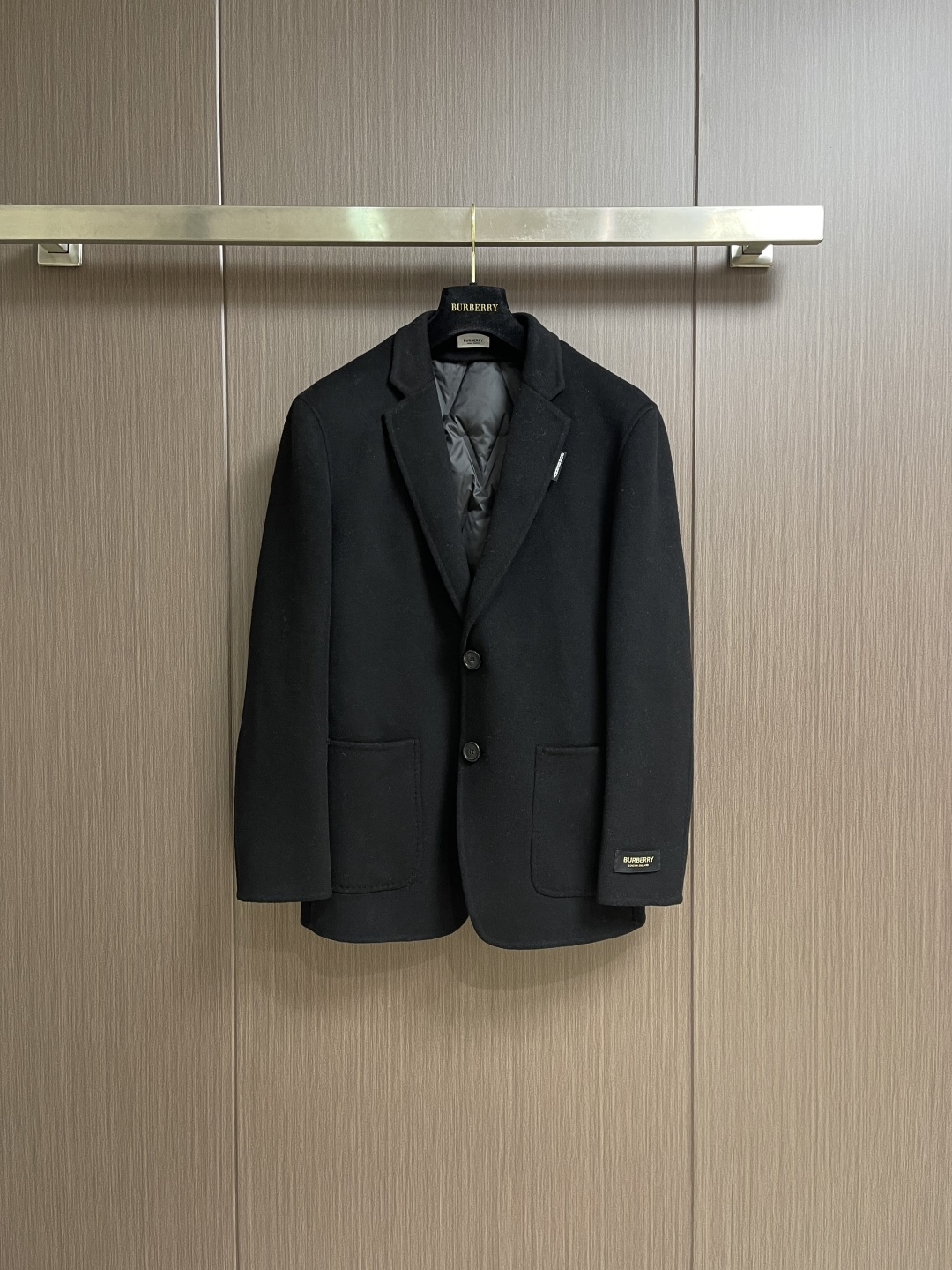 NO:597910,Burberry 2025SS handmade woolen cashmere wool jacket.  Each piece is sewn by hand.  The interior is seamless, with simple small lapels and a straight micro silhouette. The overall design is minimalist and youthful at the same time. It is made of cashmere.  The wool is specially processed with equipment imported from Italy, which makes the texture of the cloth quite excellent. It has a fluffy and saturated velvet texture. The fabric is soft, delicate and high-grade, and the garment has super wrinkle resistance. The entire jacket is hand-sewn by a master craftsman, one stitch at a time, and is produced with ingenuity. Dark wiring is used to outline the edges and three-dimensional contours, keeping the garment minimalist while showing the craftsmanship value. Every line and proportion has been carefully arranged. Sizes M-4XL  One size too small,,burberry,jackets & coats,jackets & coats,alexander wang19860909Burberry 2025SS手工毛呢羊绒羊毛夹克外套．每一件都是纯手工缝制而成．内里无缝,精简的小翻领,直身的微廓形,整体偏极简,同时偏年轻.采用羊绒．羊毛经意大利进口设备特殊工艺加持,使得布面的质感相当优秀,蓬松饱和的立绒质感,面料柔软,细腻高级,成衣具有超强抗皱性.整件外套由老师傅一针一线纯手工缝制,匠心出品,采用暗走线来勾勒边缘及立体轮廓,保持成衣极简的同时又尽显工艺值,每一条走线与比例都经过精心安排.尺码M-4XL 偏小一个码,,burberry,jackets & coats,jackets & coats,alexander wang,Men's clothing