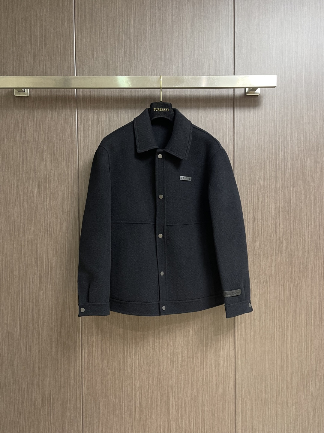 NO:597913,LV 2025FW autumn and winter woolen suit jacket, the unique leather patch decoration details on the chest add a sense of design to the look. It perfectly interprets the brand concept of low-key simplicity without losing elite style, allowing you to appear perfectly in any occasion, size M-3XL,, louis vuitton, jackets & coats, business suit, alexander wang19860909LV 2025FW秋冬毛呢西装外套,独特的胸前皮质仔章装饰细节为造型增添一份设计感.完美诠释了低调简约而又不失精英格调的品牌理念,让您在任何场合都以完美的姿态出现,尺码M-3XL,,louis vuitton,jackets & coats,business suit,alexander wang,Men's clothing