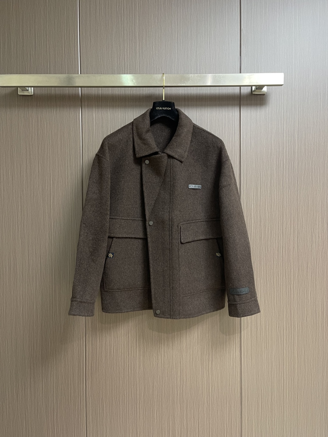 NO:597916,LV 2025FW autumn and winter woolen suit jacket, the unique leather patch decoration details on the chest add a sense of design to the look. It perfectly interprets the brand concept of low-key simplicity without losing elite style, allowing you to appear perfectly in any occasion, size S-3XL,, louis vuitton, jackets & coats, business suit, alexander wang19860909LV 2025FW秋冬毛呢西装外套,独特的胸前皮质仔章装饰细节为造型增添一份设计感.完美诠释了低调简约而又不失精英格调的品牌理念,让您在任何场合都以完美的姿态出现,尺码S-3XL,,louis vuitton,jackets & coats,business suit,alexander wang,Men's clothing