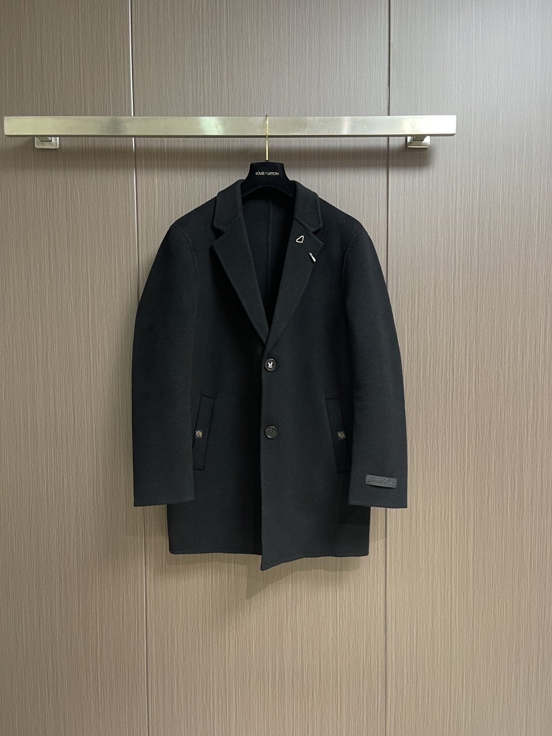 NO:649172,LV 2025FW autumn and winter woolen mid-length suit jacket, customized hardware logo brooch on the collar, and engraved logo buttons for more texture. The overall details of the woolen suit fabric are in place. Sizes M-4XL, Louis Vuitton, jackets & coats, business suit, brooch, breastpin, alexander wang19860909LV 2025FW秋冬毛呢中长款西装外套,衣领定制的五金logo胸针,配上刻字logo扣子更显质感 毛呢西服面料 整体细节很到位.尺码M-4XL,,louis vuitton,jackets & coats,business suit,brooch，breastpin,alexander wang,Men's clothing