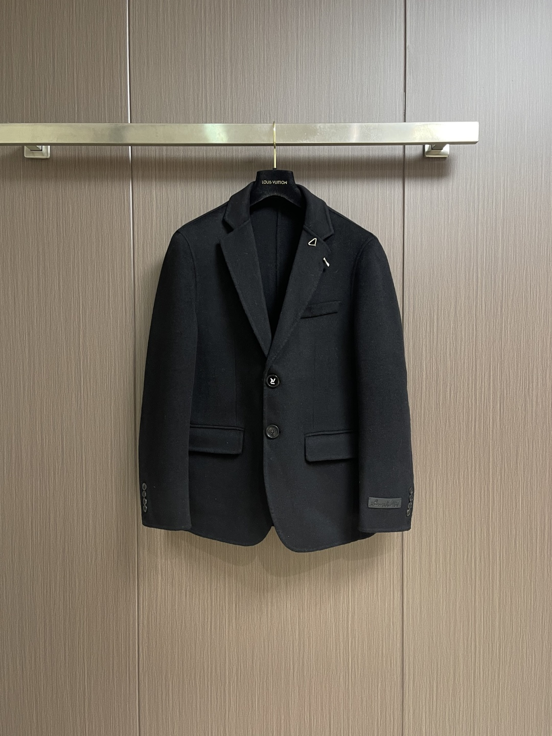 NO:597919,LV 2025FW autumn and winter woolen mid-length suit jacket, customized hardware logo brooch on the collar, and engraved logo buttons for more texture. The overall details of the woolen suit fabric are in place. Sizes M-4XL slim fit, louis vuitton, jackets & coats, business suit, brooch, breastpin, alexander wang19860909LV 2025FW秋冬毛呢中长款西装外套,衣领定制的五金logo胸针,配上刻字logo扣子更显质感 毛呢西服面料 整体细节很到位.尺码M-4XL 修身,,louis vuitton,jackets & coats,business suit,brooch，breastpin,alexander wang,Men's clothing