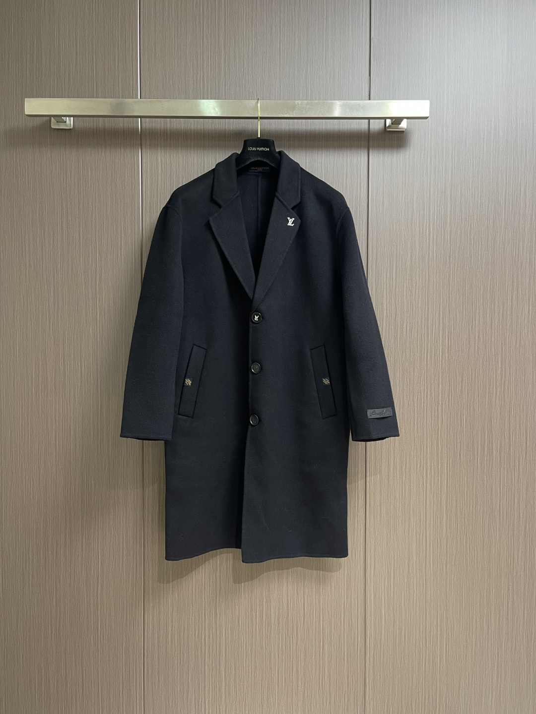 NO:597922,LV 2025FW Autumn and Winter Woolen Suit Jacket. Customized fabric with more texture. Every detail is considered. The workmanship is really exquisite. The wiring is fine and well-proportioned. There are no excess threads. High-quality fashion. It is the best product for various occasions, whether it is business or leisure!  It is definitely an eye-catching style that you cannot miss. It shows the fashionable charm. Sizes M-3XL are one size larger, Louis Vuitton, jackets & coats, business suit, alexander wang19860909LV 2025FW秋冬毛呢西装外套 定制面料 更加有质感 在细节上考虑的面面俱到 做工真的极其精湛 走线细密匀称 毫无多余线头 高品质时装 无论是商务还是休闲时候都能胜任各种场合的最佳强货！绝对是不容错过的吸睛款 尽显时尚魅力风尚.尺码M-3XL 偏大一个码数,,louis vuitton,jackets & coats,business suit,alexander wang,Men's clothing