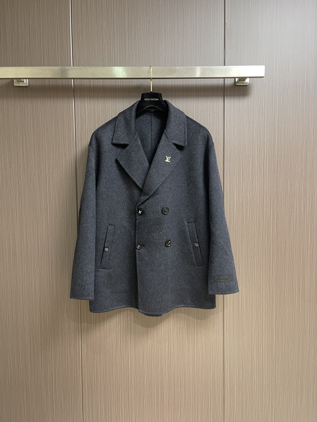 NO:597896,LV 2025FW autumn and winter woolen mid-length suit jacket, customized hardware logo brooch on the collar, and engraved logo buttons for more texture. The overall details of the woolen suit fabric are in place. Sizes S-XXL are too large, Louis Vuitton, jackets & coats, business suit, brooch, breastpin, alexander wang19860909LV 2025FW秋冬毛呢中长款西装外套,衣领定制的五金logo胸针,配上刻字logo扣子更显质感 毛呢西服面料 整体细节很到位.尺码S-XXL 偏大,,louis vuitton,jackets & coats,business suit,brooch，breastpin,alexander wang,Men's clothing