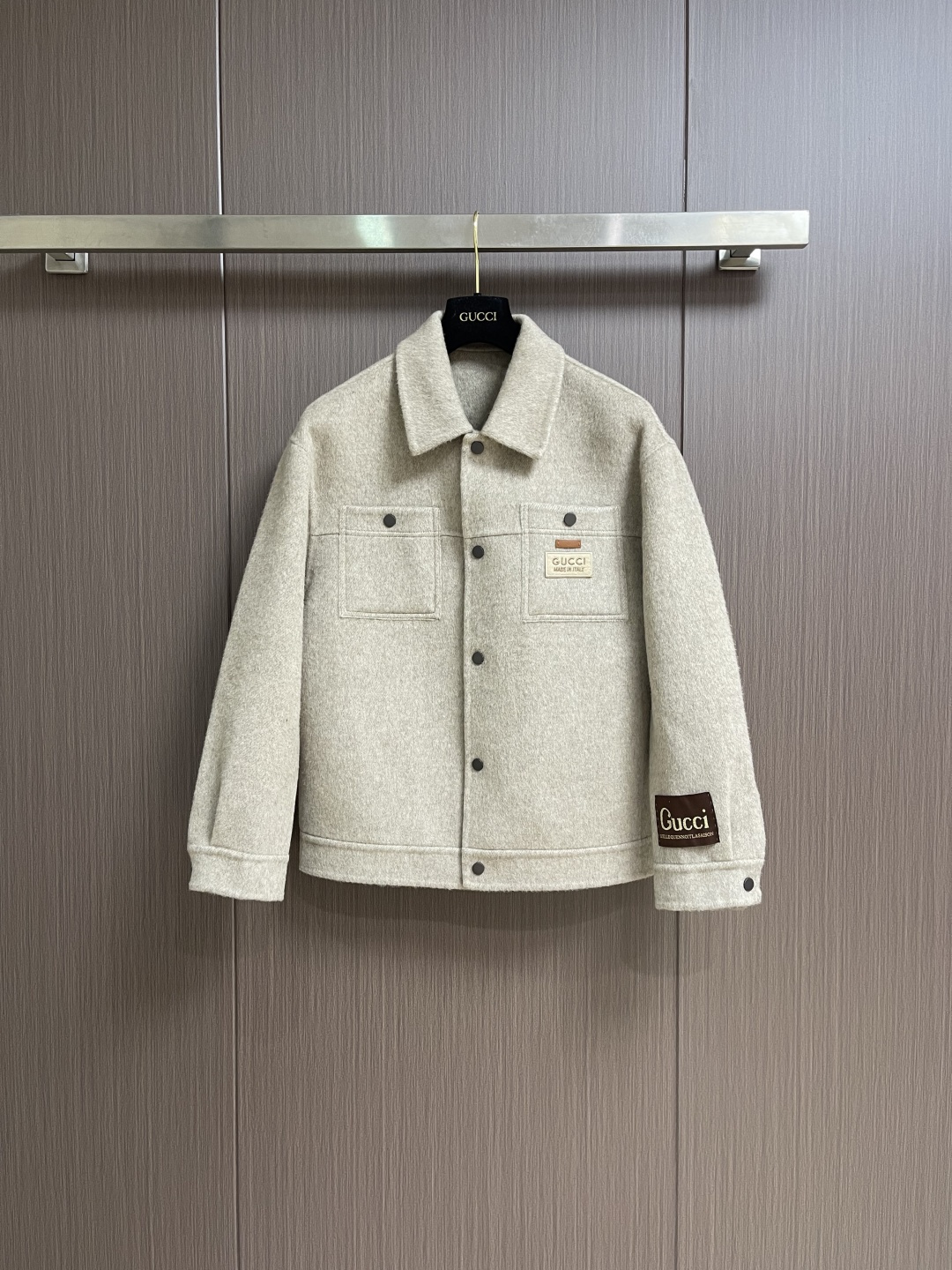 NO:649167,Gucci 2025SS new autumn and winter suit style woolen jacket, cuff logo logo embellishment, British style retro suit jacket, the upper body is full of the word 'accent', imported ultra-fine wool and pure cotton, it looks like high-end fabrics. This fabric is all custom-woven. There are no good products from regular manufacturers outside, and there is nothing picky about it. Sizes M-3XL, gucci, jackets & coats, business suit, alexander wang19860909Gucci 2025SS秋冬新款西装款毛呢外套,袖口logo标识点缀,英伦风的复古西装外套,上身满满的都是腔调两个字,进口超细羊毛加纯棉一看就是高档的面料 这种面料都是定织的 外面根本就没有 正规大厂途径出来的好货,无任何有挑剔的地方.尺码M-3XL,,gucci,jackets & coats,business suit,alexander wang,Men's clothing