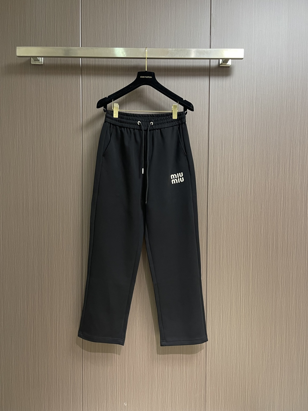 NO:597901,miumiu 2025ss loose straight casual pants, sports style and high street style are harmonious, easy to wear and stylish, and does not limit the body shape, and is friendly to the modification of the leg shape, especially suitable for people who like concave shapes!  Made of imported twill cotton fabric supplied by customers, it is crisp and skinny, with excellent skin-friendly breathability!  The classic logo is used on the front pocket of the trousers, and the words are full and textured, highlighting the extraordinary status and luxury class!  It makes the wearing effect even more handsome and stylish. It is the best choice for those who require high precision in their new shape!  Size M-XXL,,miumiu,alexander wang19860909miumiu 2025ss宽松直筒休闲裤,运动风格与高街风融洽一起,好穿又有型,并且不限制身材穿着,对腿型的修饰又很友好对喜欢凹造型的人特别适合！客供进口斜纹棉质面料制作而成,挺括有骨感,具有优越的亲肤透气性！裤身前幅口袋上采用经典徽标logo,字样饱满有质感凸显不凡身份与奢华档次！令穿着效果更是帅气有型是朔型要求高精准人士的不二之选！尺码M-XXL,,miumiu,alexander wang,Men's clothing