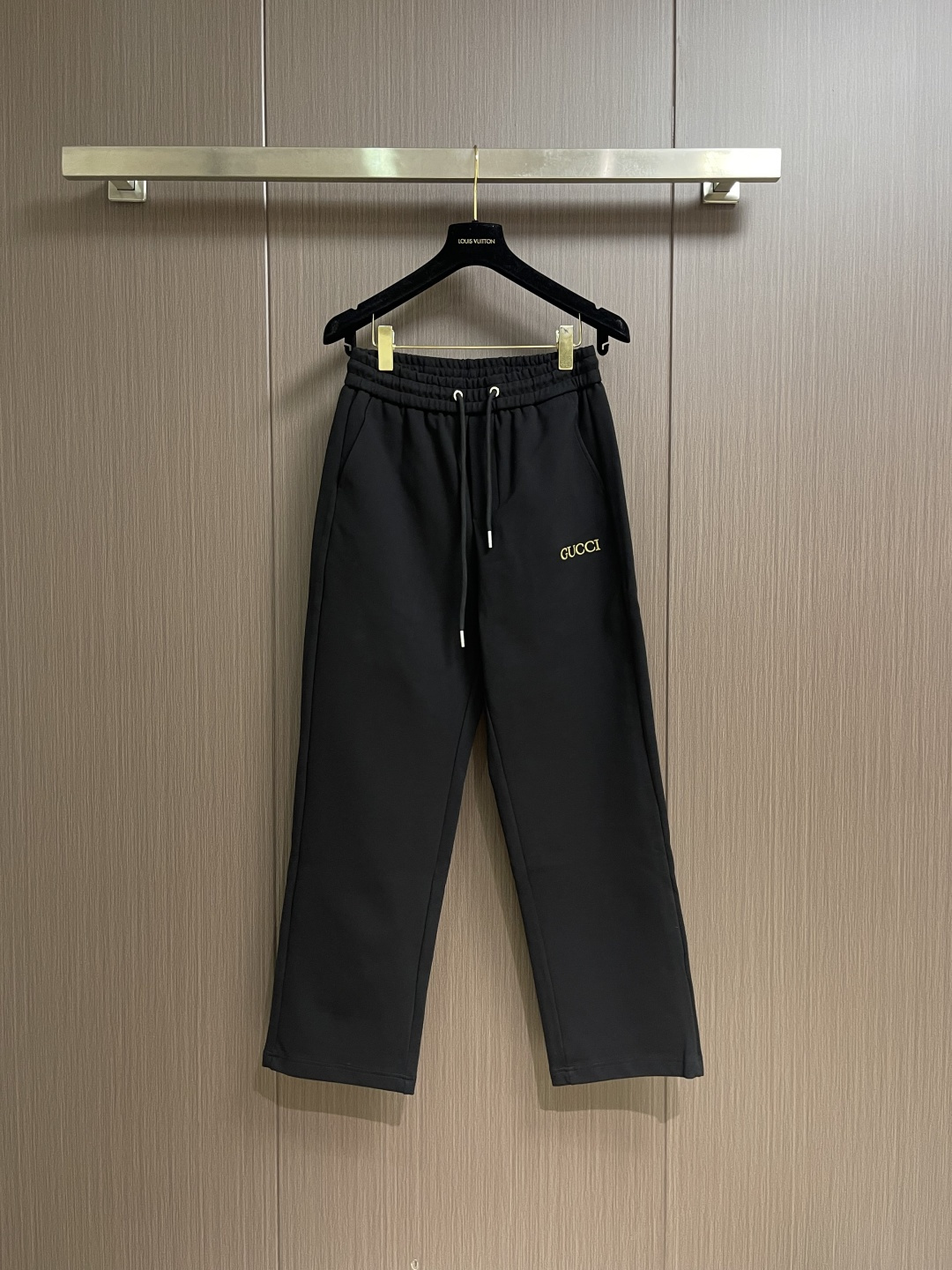 NO:597904,Gucci's new all-match casual pants are elegant, fashionable and natural. The style is simple and elegant. It is made of a classic straight version. It is light and practical to wear and can be adapted to more body types. It can modify the shape of the legs and exude a proud aura that is different from others from the inside out. The pure cotton imported stretch fabric allows you to feel the most comfortable wearing experience to the greatest extent. It is breathable, skin-friendly, soft and delicate. Sizes M-XXL, gucci, alexander wang19860909Gucci 新款百搭休闲裤 典雅时尚又具有自然 款式简单大方,经典的直筒版型打造,轻简实穿同时也能适配更多体型的穿着,可以修饰出挺括修长的腿型,能自内而外的散发出区别于他人的傲人气场.纯棉进口弹力面料,最大程度让你感受到最舒适的穿着体验,透气亲肤柔软细腻.尺码M-XXL,,gucci,alexander wang,Men's clothing
