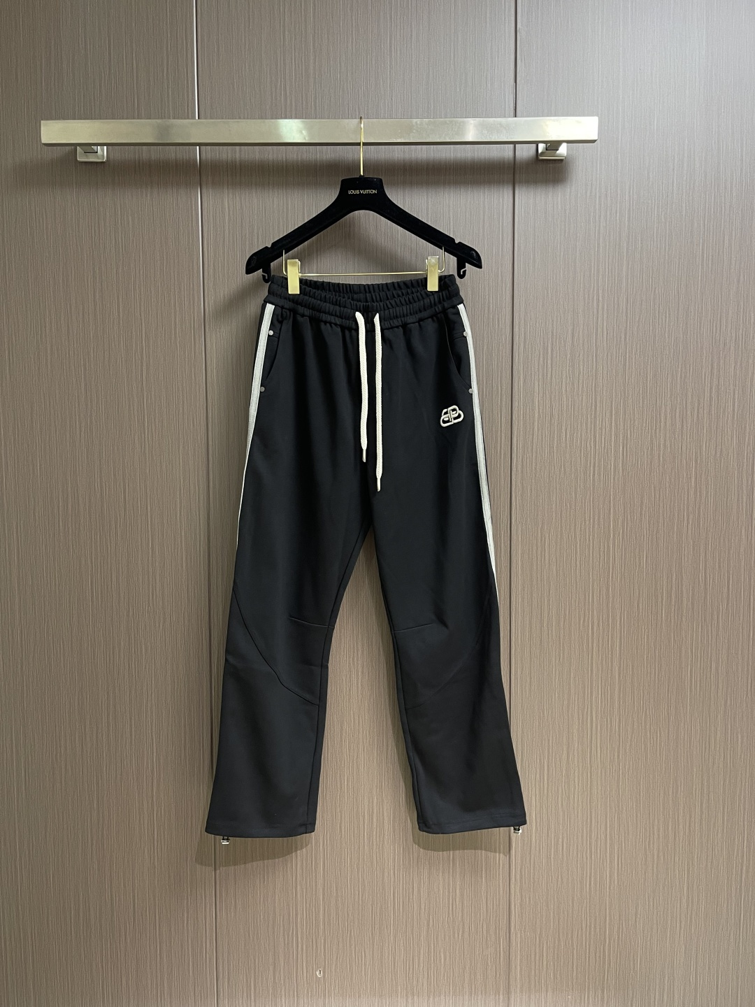 NO:597907,Balenciaga 2025SS early autumn new straight-leg casual sweatpants, simple and fashionable new custom-made fabrics, comfortable to wear, low-key yet luxurious, fashionable and high-end design, needless to say the trousers style and cut, the upper body is exquisite and vivid.  Really first-class, top-quality materials. Really top-notch elastic waisted straight pants. The quality is outstanding. They have been washed with heavy water to make them very soft!  Not picky, the upper body is absolutely stylish and extremely luxurious. Sizes M-XXL, balenciaga, alexander wang19860909Balenciaga 2025SS早秋新款直筒休闲卫裤,简约时尚新款定制面料,身穿手感舒适 低调不失奢华 设计时尚高端 裤型款式和裁剪亦无需多言 上身精致跃然．真正一等一顶级质料 真正殿堂级的松紧腰直筒裤,品质卓然,经过重水洗使得很柔软！不挑人 上身绝对的有型 极度奢华.尺码M-XXL,,balenciaga,alexander wang,Men's clothing