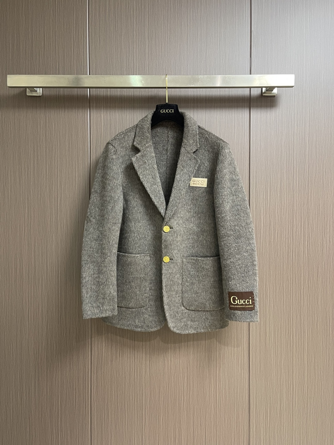 NO:597899,Gucci 2025SS new autumn and winter suit style woolen jacket, cuff logo logo embellishment, British style retro suit jacket, the upper body is full of the word 'accent', imported ultra-fine wool and pure cotton, it looks like high-end fabrics. This kind of fabric is custom-woven. There are no good products from regular manufacturers outside. There is nothing picky about it. Size M-3XL Slim version, gucci, jackets & coats, business suit, alexander wang19860909Gucci 2025SS秋冬新款西装款毛呢外套,袖口logo标识点缀,英伦风的复古西装外套,上身满满的都是腔调两个字,进口超细羊毛加纯棉一看就是高档的面料 这种面料都是定织的 外面根本就没有 正规大厂途径出来的好货,无任何有挑剔的地方.尺码M-3XL 修身版,,gucci,jackets & coats,business suit,alexander wang,Men's clothing