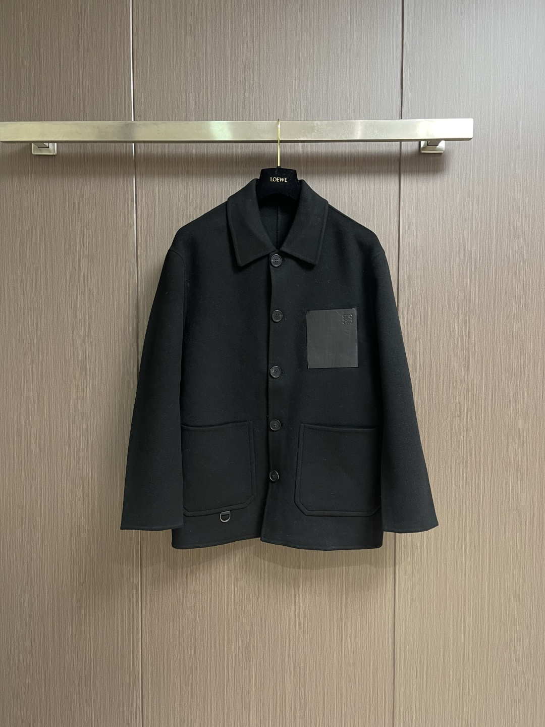 NO:597902,Loewe 2025FW new autumn and winter men's wool cashmere coat and woolen lapel jacket, stylish and stylish. Original model. This version will never go out of style. Exquisite texture and simple lines - main label, wash label, hardware. Details determine quality. It is mainly sculptural and sexy curve cutting. It has an indescribable classic elegance. Custom-made imported high-quality Australian wool. High-quality wool has its own fluffy, light and soft. Double-sided wool. The king is to be both inside and outside.  This jacket has a smart and neat tailoring, which is stable yet fashionable. It can help resist the cold wind and improve the warmth retention function. It is simple and elegant, showing extraordinary fashion. It is a must-have for warm men. Sizes M-3XL,,loewe,jackets & coats,jackets & coats,alexander wang19860909Loewe 2025FW秋冬新款男士羊毛羊绒外套毛呢翻领夹克,有型有款 原版开模 这个版型万年不过时精致的质感与简单的线条﹣主标、洗标 、五金 细节决定品质 以雕塑性感曲线剪接为主有着一种无法形容的经典优雅气质, 定制进口优质澳洲羊毛 优质的毛呢是自带蓬松度 又轻又软 双面毛呢 内外兼修才是王者 此款外套拥有干练利落的剪裁,稳重而不失时尚格调,有助抵御寒风吹入,提升保暖功能.简约大气 彰显时尚不凡 暖男必备.尺码M-3XL,,loewe,jackets & coats,jackets & coats,alexander wang,Men's clothing