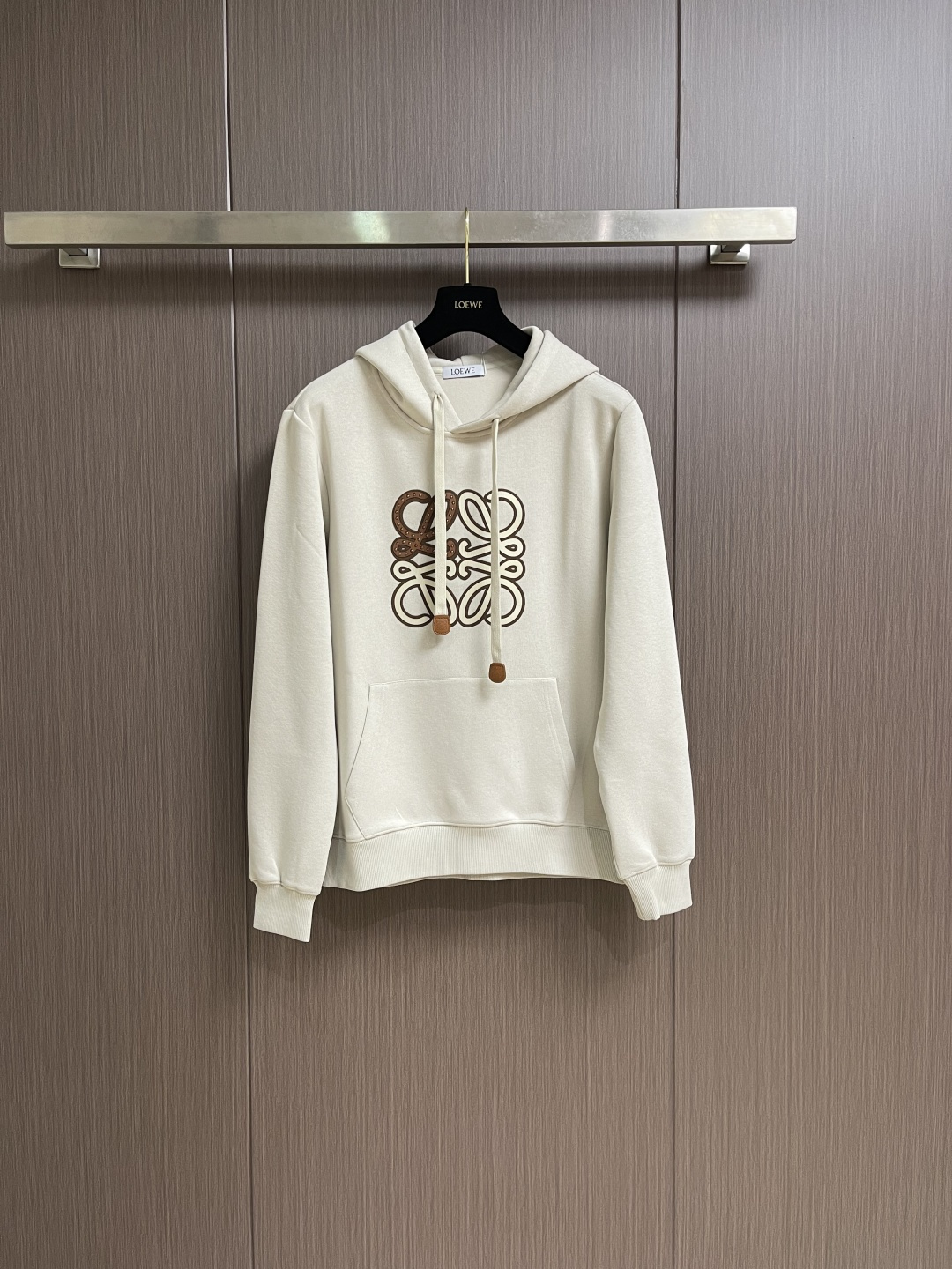 NO:651571,Loewe printed hooded sweatshirt, custom-dyed high-count cotton sweatshirt base fabric, as delicate as silk, comfortable and close to the skin, with deep and restrained colors as the main tone, like a clear spring in a quiet forest, eye-catching LOEWE printing as an embellishment, declaring the brand's nobility with bold design, instantly becoming the focus of the visual, showing luxurious style, imported starch discharge printing. Use discharge agent to print on the dyed fabric, destroy the dye, and form a pattern printing process.  Colorful patterns are printed at the same time as discharge dyeing. The lines are clear and the patterns are fine. The color fastness is strong and the fabrics have been washed. The texture is better. Not easy to deform, not easy to shrink, not easy to fade. Maintain long-term beauty. Sizes M-3XL. Size M, length 67, chest 112, shoulder width 42.7, size L, length 68, chest 116, shoulder width 43.9, size XL, length 69, chest 120.  Shoulder width 45.1 2XL length 70 Chest 124 Shoulder width 46.3 3XL length 71 Chest 128 Shoulder width 47.5,,loewe,hoodie,sweatshirts,hats,alexander wang19860909Loewe 印花连帽卫衣,定染高支全棉卫衣基布 细腻如丝 舒适贴肤 以深沉而内敛的色系为主调 宛如静谧森林中一泓清泉 醒目的LOEWE印花作点缀 以大胆的设计宣告着品牌的尊贵 瞬间成为视觉焦点 尽显奢华风范,进口浆彩拔印花 用拔染剂印在已经染色的织物上 将染料破坏 形成花纹的印花工艺 在拔染的同时印上彩色图案 线条清晰 图案精细 色牢度强,面料都经过浇洗 手感质感更佳 不易变形 不易缩水 不易褪色 保持长久的美观 尺码M-3XL M码衣长67 胸围112 肩宽42.7 L码 衣长68 胸围116 肩宽43.9 XL码 衣长69 胸围120 肩宽45.1 2XL码 衣长70 胸围124 肩宽46.3 3XL码 衣长71 胸围128 肩宽47.5,,loewe,hoodie,sweatshirts,hats,alexander wang,Men's clothing