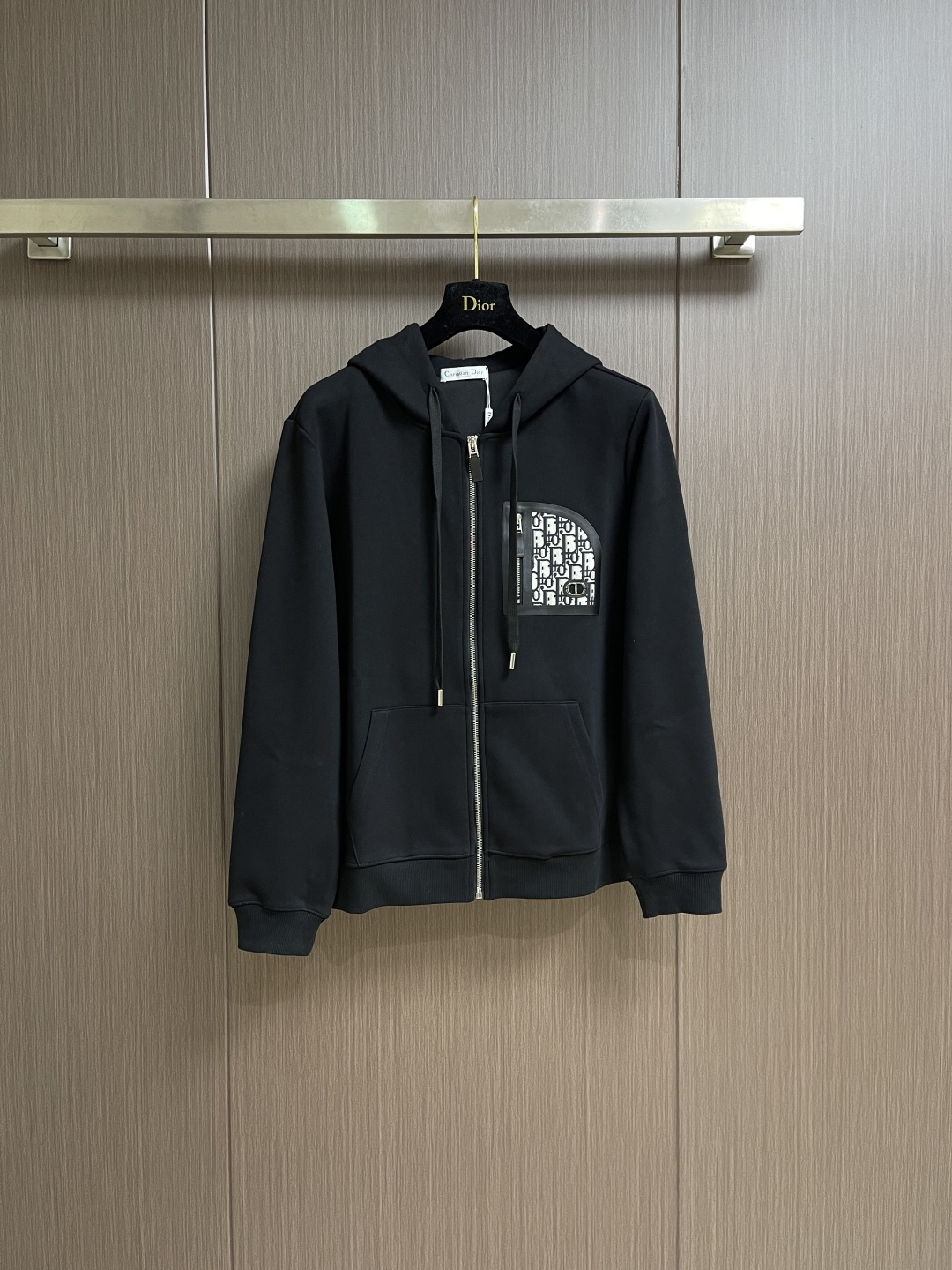 NO:651566,Dior 2025ss letter printed zipper hooded sweatshirt, cotton fleece fish scale base fabric, co-branded series logo print, hooded sweatshirt version, ribbed hem and cuffs, 32-count double yarn top + 10-count yarn fish scale base fabric 450g at the bottom; hooded drop shoulder loose version presents an elegant and fashionable feeling. Size M-3XL,, dior, hoodie, sweatshirts, hats, alexander wang19860909Dior 2025ss字母印花拉链连帽卫衣,棉质起绒鱼鳞底面料、联名系列标志印花、连帽卫衣版型、罗纹底边和袖口、面32支双纱＋底是10支纱鱼鳞底面料450g；连帽落肩宽松版型呈现出一种优雅、时尚的感觉.尺码M-3XL,,dior,hoodie,sweatshirts,hats,alexander wang,Men's clothing