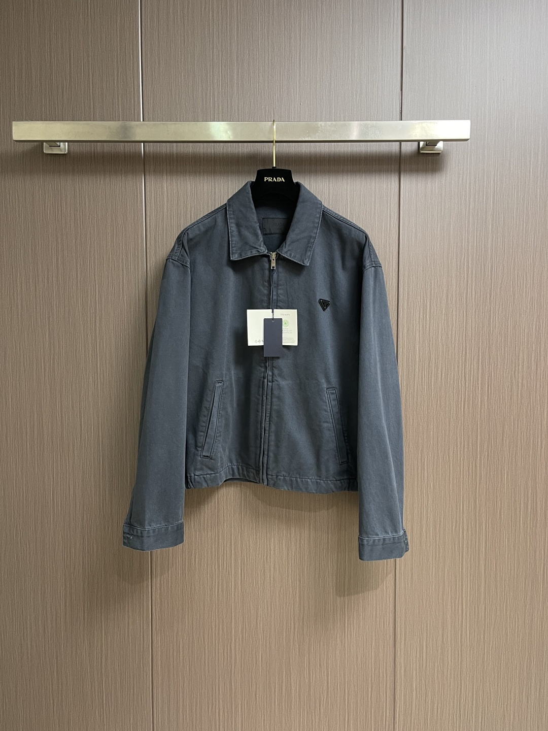 NO:654278,Prada triangle logo denim jacket. Customized nano-dark blue worsted denim. High-quality texture. Soft and tough. Comfortable and close to the skin. With deep blue as the base color. Noble and elegant. The iconic triangle logo is inlaid on the jacket. Low-key but highly recognizable. Retro elegance. Meet the new chapter of the jacket. Zipper closure design. Inject a smart atmosphere. Resist glitz with simplicity. Embrace diversity with versatility. Sizes S-XL, prada, jackets &  coats,jackets & coats,alexander wang19860909Prada 三角标牛仔夹克外套 定制纳米深蓝精纺牛仔布 质感上乘 柔软坚韧 舒适贴肤 以深邃蓝调为底色 高贵而优雅 标志性三角形徽标镶嵌在夹克之上 低调却极具辨识度 复古雅韵 邂逅夹克新章 拉链开合设计 注入灵动气息 以简洁之姿抵御浮华 用百搭之态拥抱多元.尺码S-XL,,prada,jackets & coats,jackets & coats,alexander wang,Men's clothing