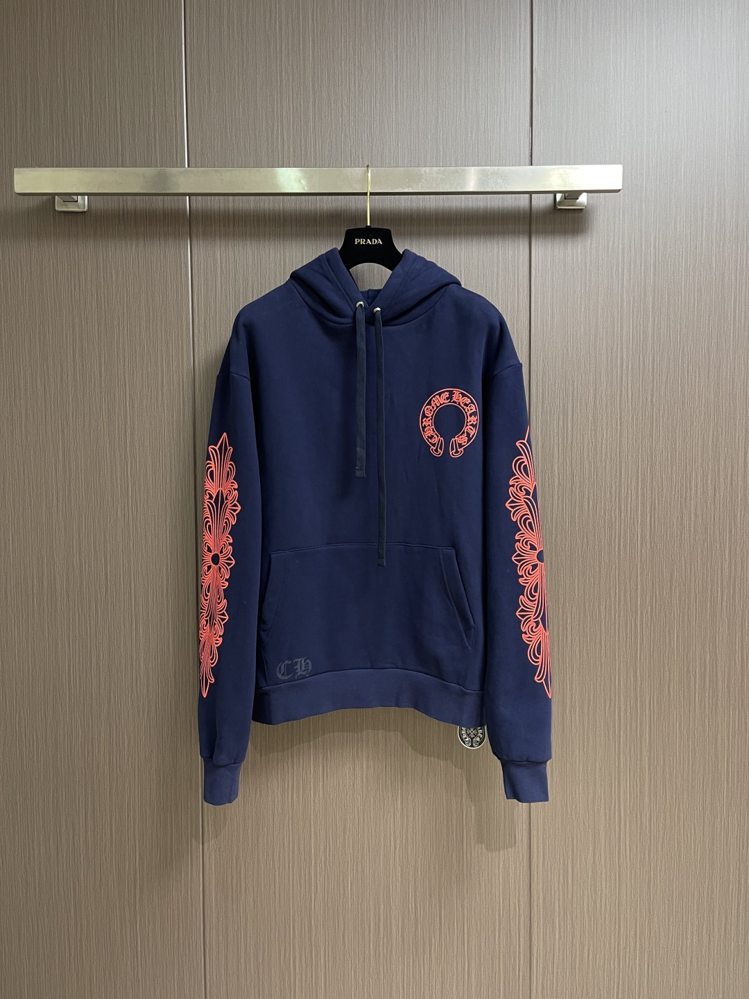 NO:654275,Chrome Hearts CH Chrome Hearts Horseshoe flower hooded sweatshirt, Australian velvet satin technical cotton, excellent texture, comfortable and close to the skin, a touch of midnight navy dip-dye, low-key nobility, a red hoof flower written with the trend, flame ink is naturally smudged on the rice paper, control the visual focus, from concrete totem to abstract light spots, whispering that I am the rock oracle of the rules. A rebellious ceremony about wearing and performing, using glue printing. The printing has been modified three times on the film screen. Use glue liquid paint to print the pattern on the fabric.  The fabric is baked to fix the printed pattern, and the fabric has been washed. It has a better hand feel and texture. It is not easy to deform, shrink, or fade. It maintains long-term beauty. The overall wiring is straight and delicate, the fabric is comfortable and soft, and the color is consistent without color difference. It can be matched with the same style to create a fashionable look and control various occasions. Customized accessories, complete three standards, same style for men and women!  Size S-XL,,chrome hearts,chrome hearts,hoodie,sweatshirts,hats,alexander wang19860909Chrome Hearts CH 克罗心马蹄花连帽卫衣 澳绒柔缎科技棉 质感卓越 舒适贴肤 一抹午夜海军蓝浸染 低调贵气 种红色蹄花写同潮流火焰墨在宣纸上自然晕染 掌控视觉焦点 从具象图腾到抽象光斑 低语着我即规则的摇滚圣谕一场关于穿着即表演的叛逆仪式,采用胶浆印花 印花经过三次菲林网板修改 使用胶浆液体涂料在织物上打印图案 烘烤织物以固定印刷图案,面料都经过浇洗 手感质感更佳 不易变形不易缩水 不易褪色 保持长久的美观.整体走线平直细腻,面料舒适柔软,颜色一致无色差 能与同款搭配营造时尚造型,驾驭各种场合,定制辅料,三标齐全,男女同款！尺码S-XL,,chrome hearts,chrome hearts,hoodie,sweatshirts,hats,alexander wang,Men's clothing